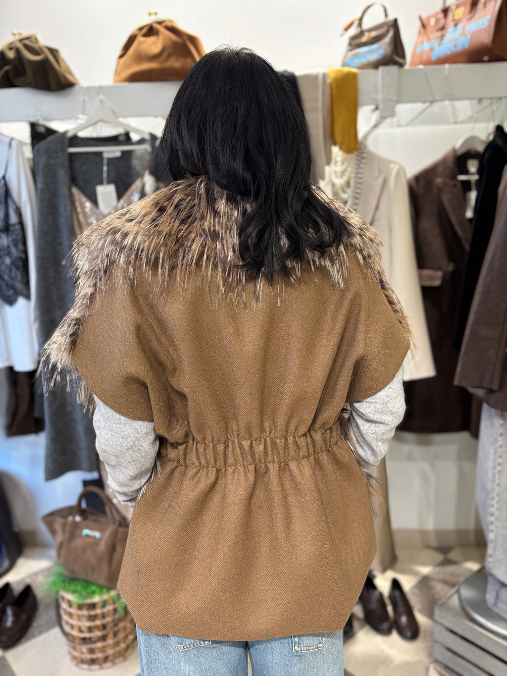 Gilet in eco-pelliccia maculata con cintura