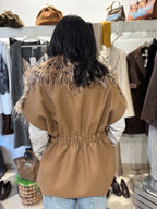 Gilet in eco-pelliccia maculata con cintura