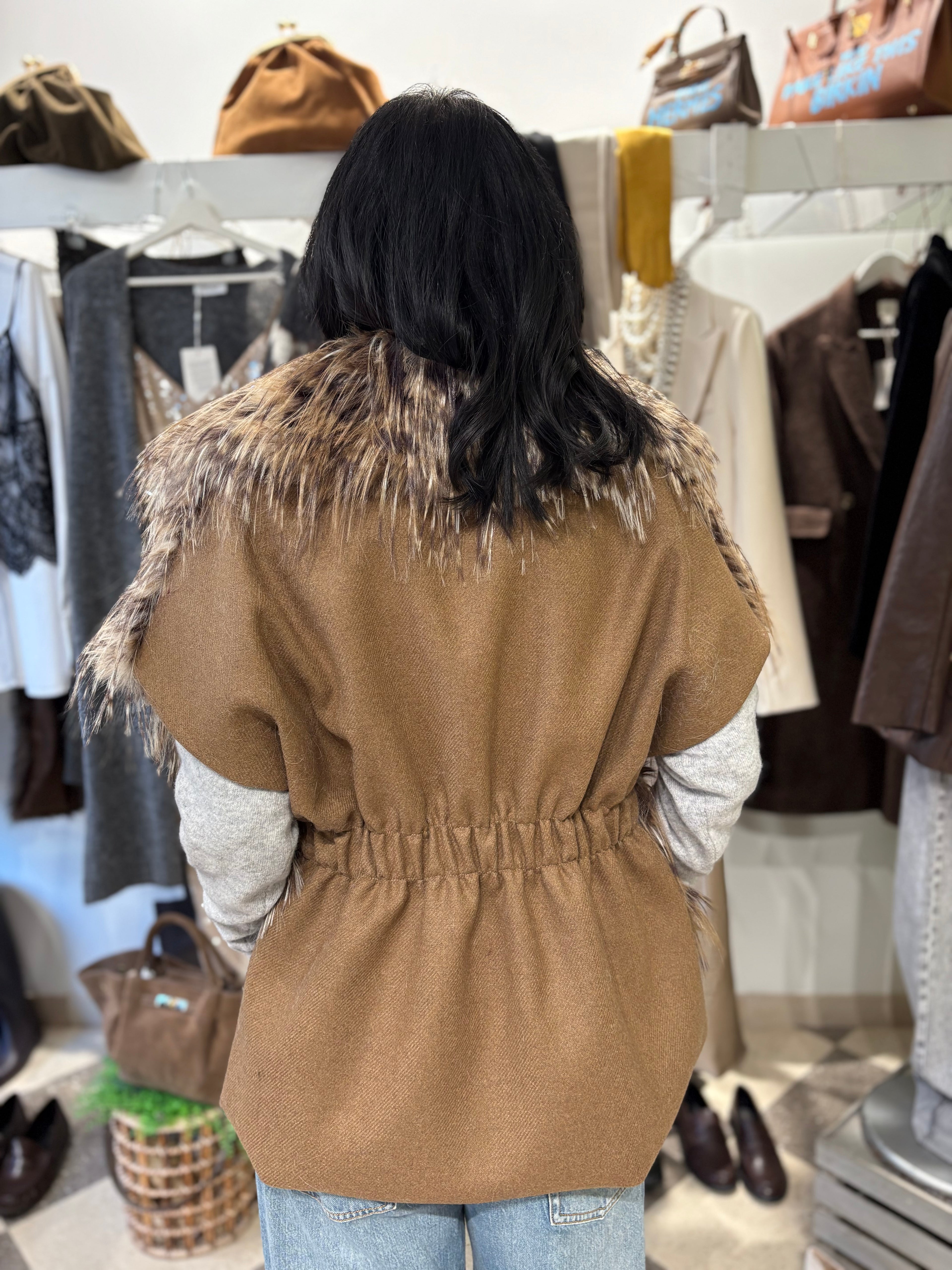 Gilet in eco-pelliccia maculata con cintura