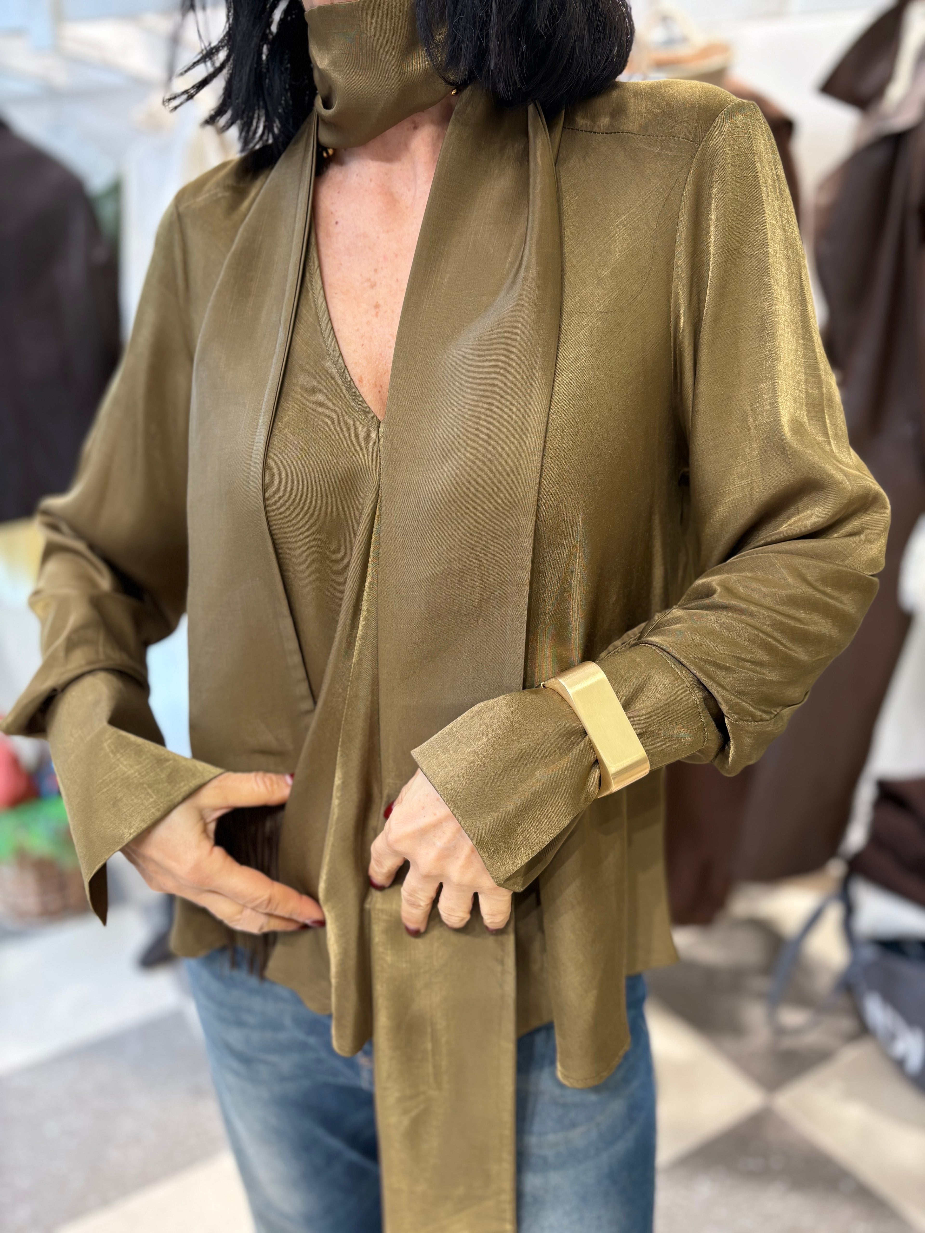 Blusa Satin con skinny scarf Verde Oliva