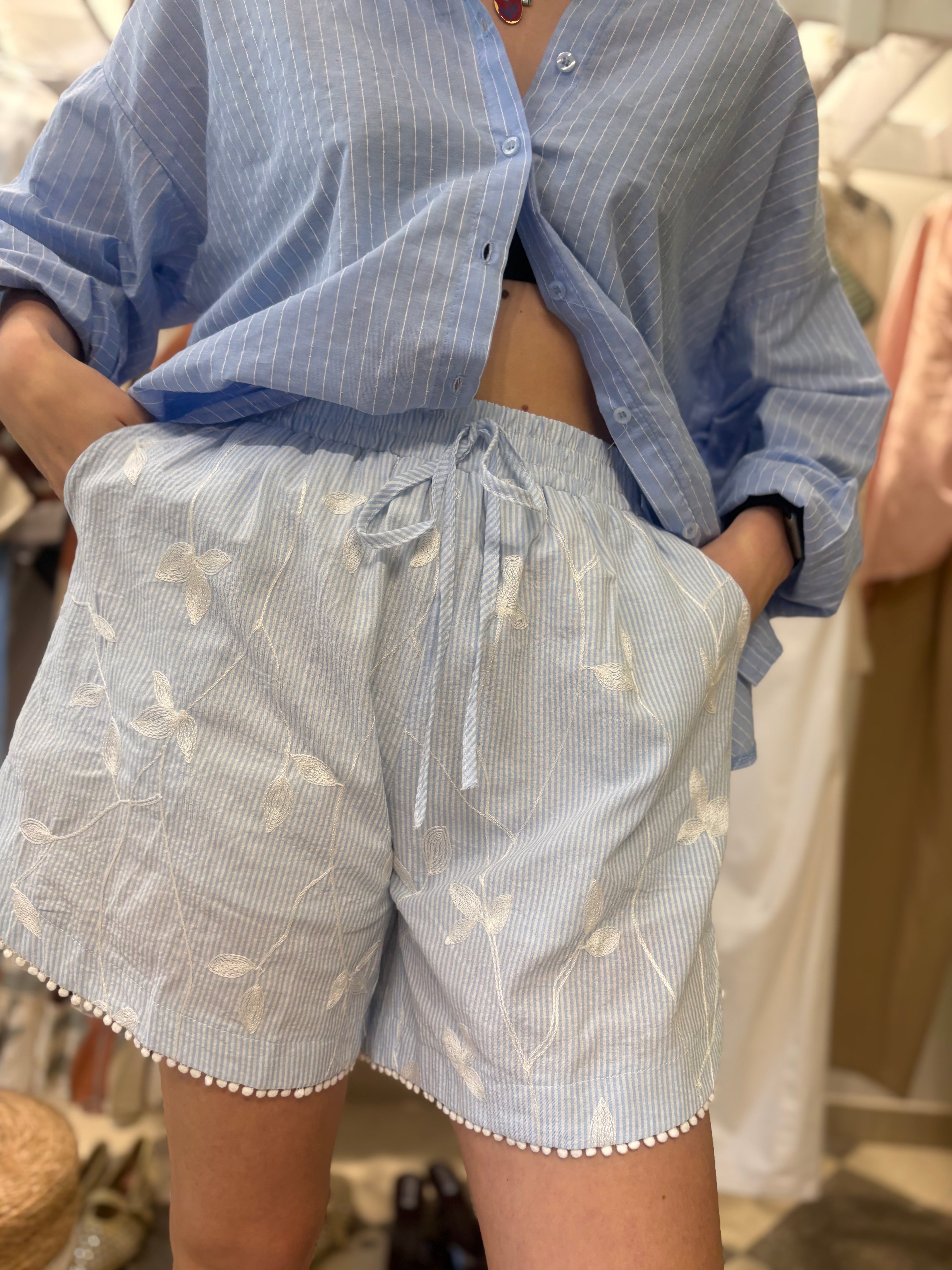 Shorts in 100% cotone con ricami bianco ~ 2 varianti colore