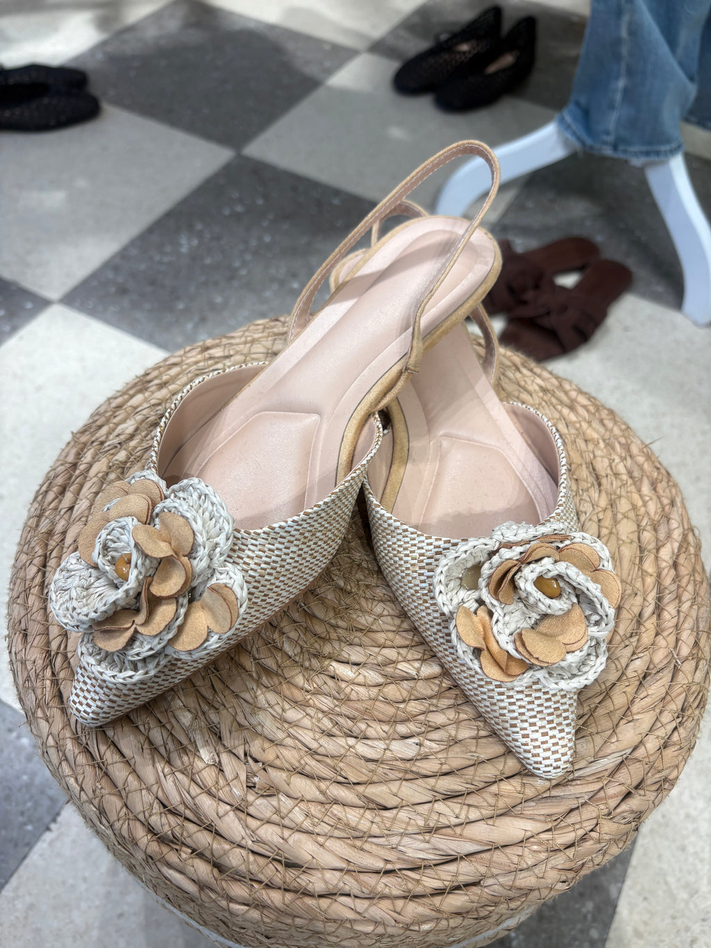 Ballerina slingback intrecciata con fiore applicato