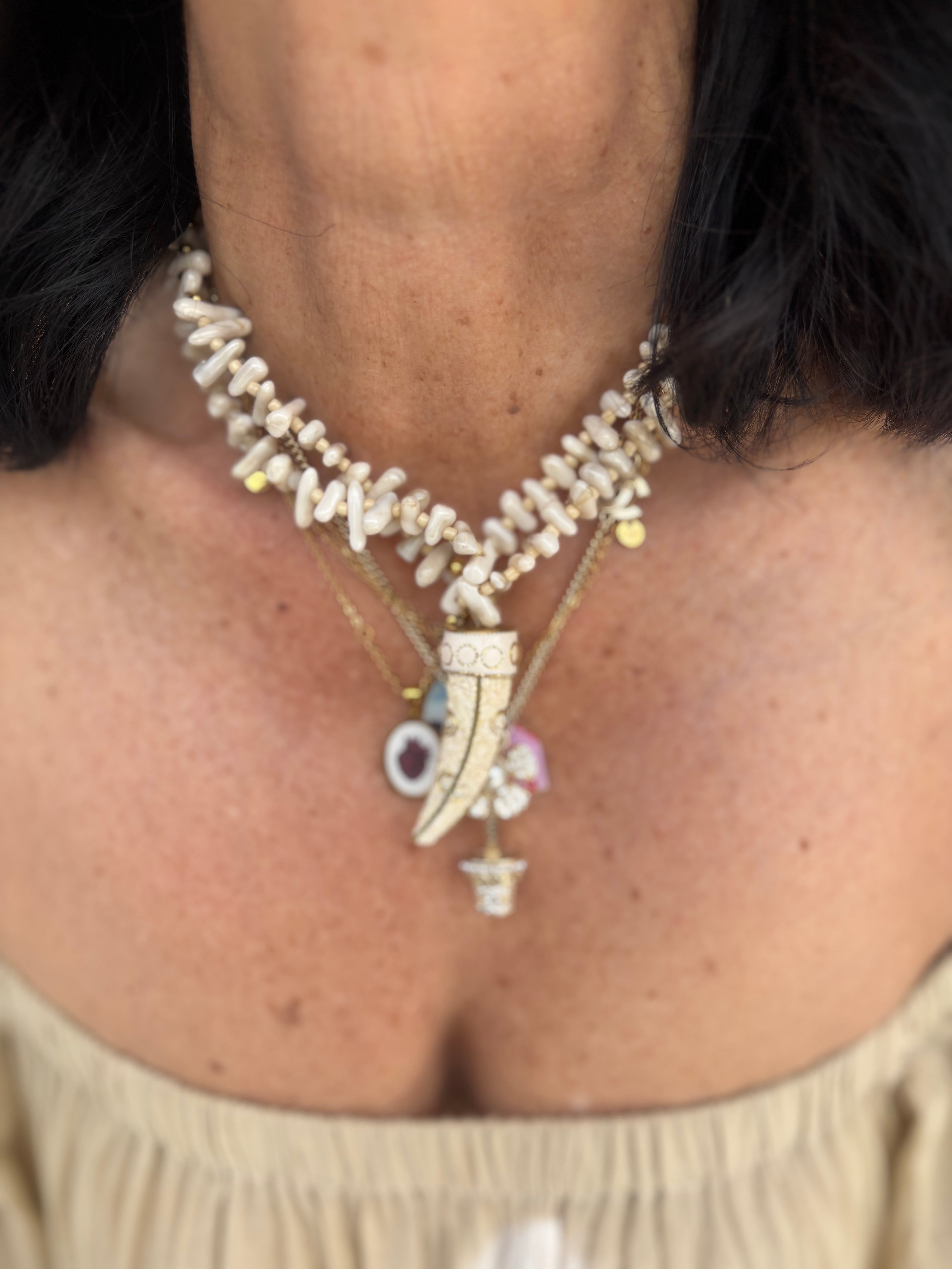 Collana con corallo e charm avorio