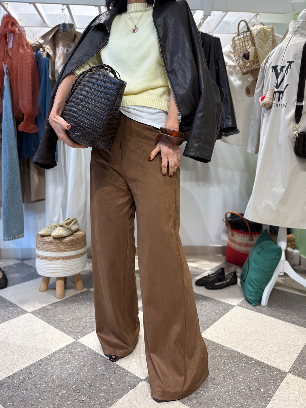 Pantalone in eco camoscio tabacco a palazzo