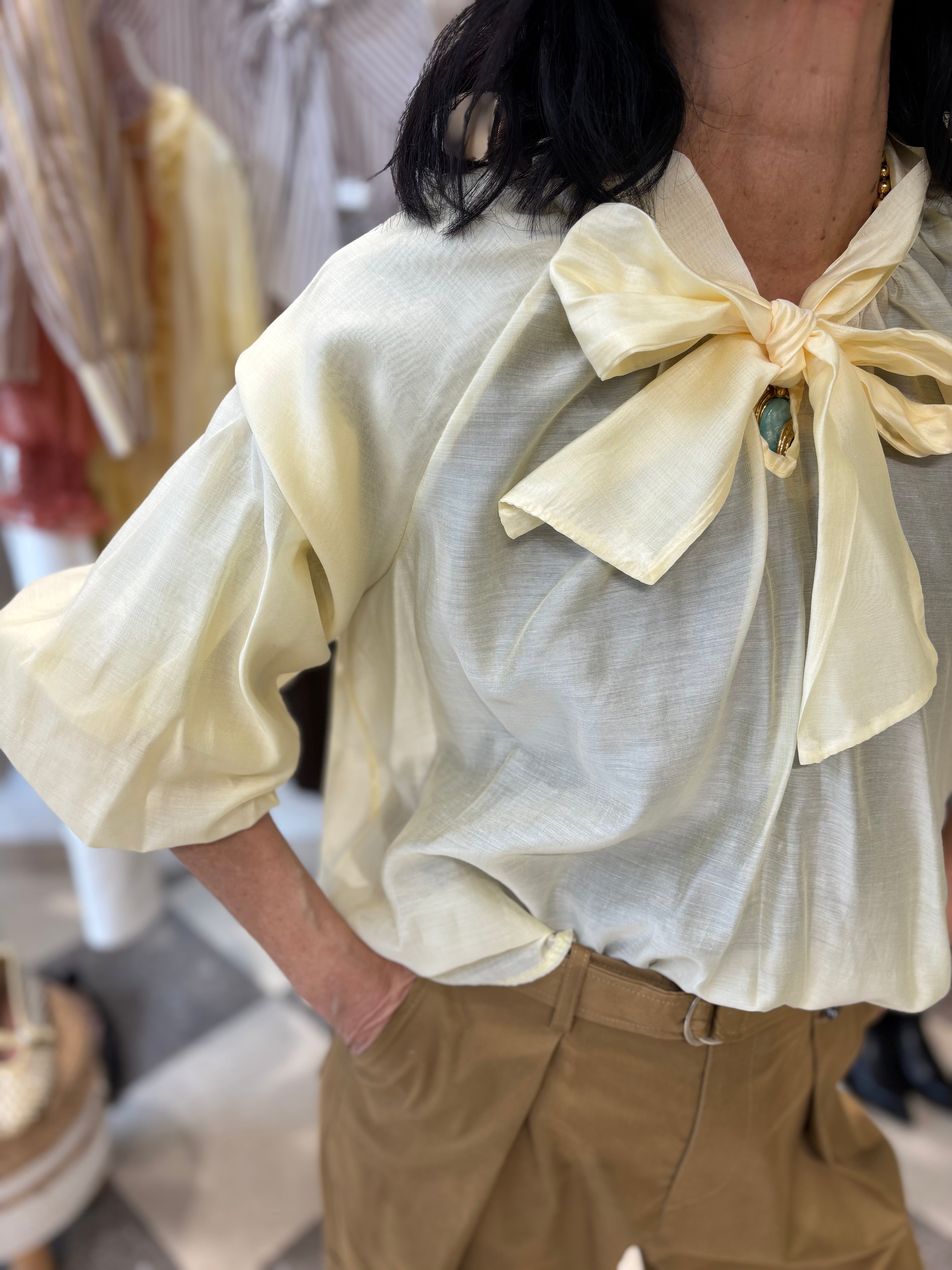 Blusa con fiocco al collo e manica voluminosa
