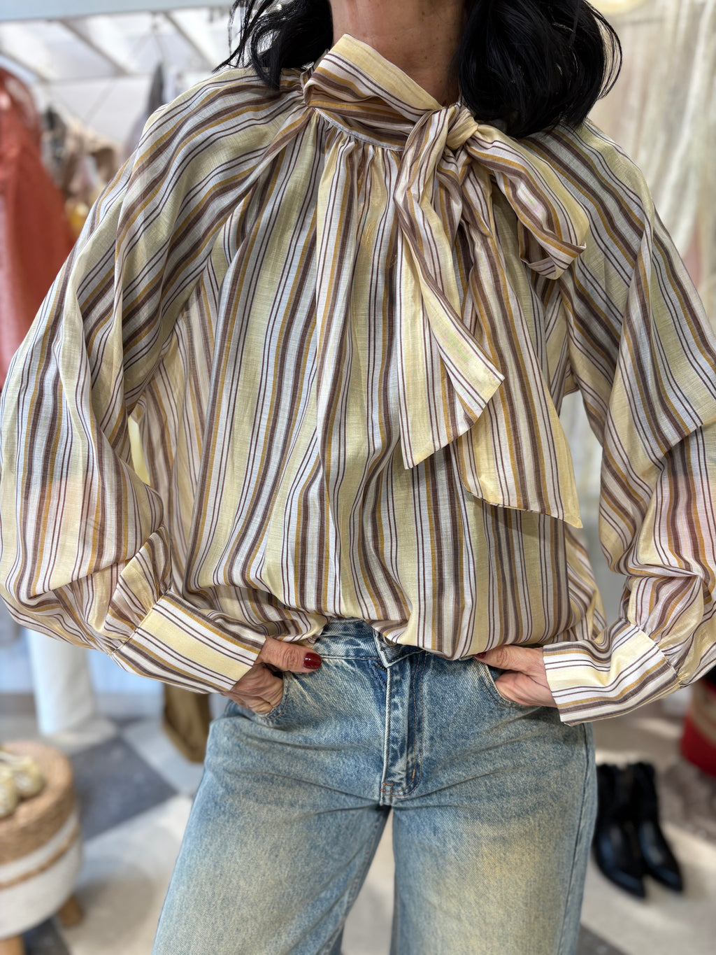 Blusa con fiocco sul collo