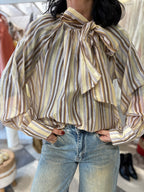Blusa con fiocco sul collo