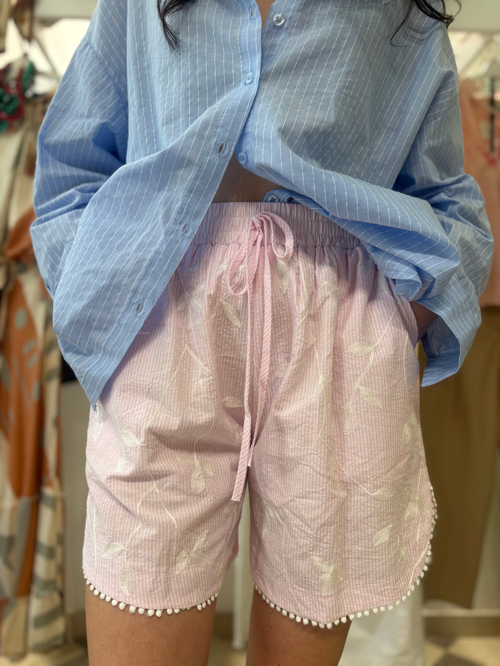 Shorts in 100% cotone con ricami bianco ~ 2 varianti colore