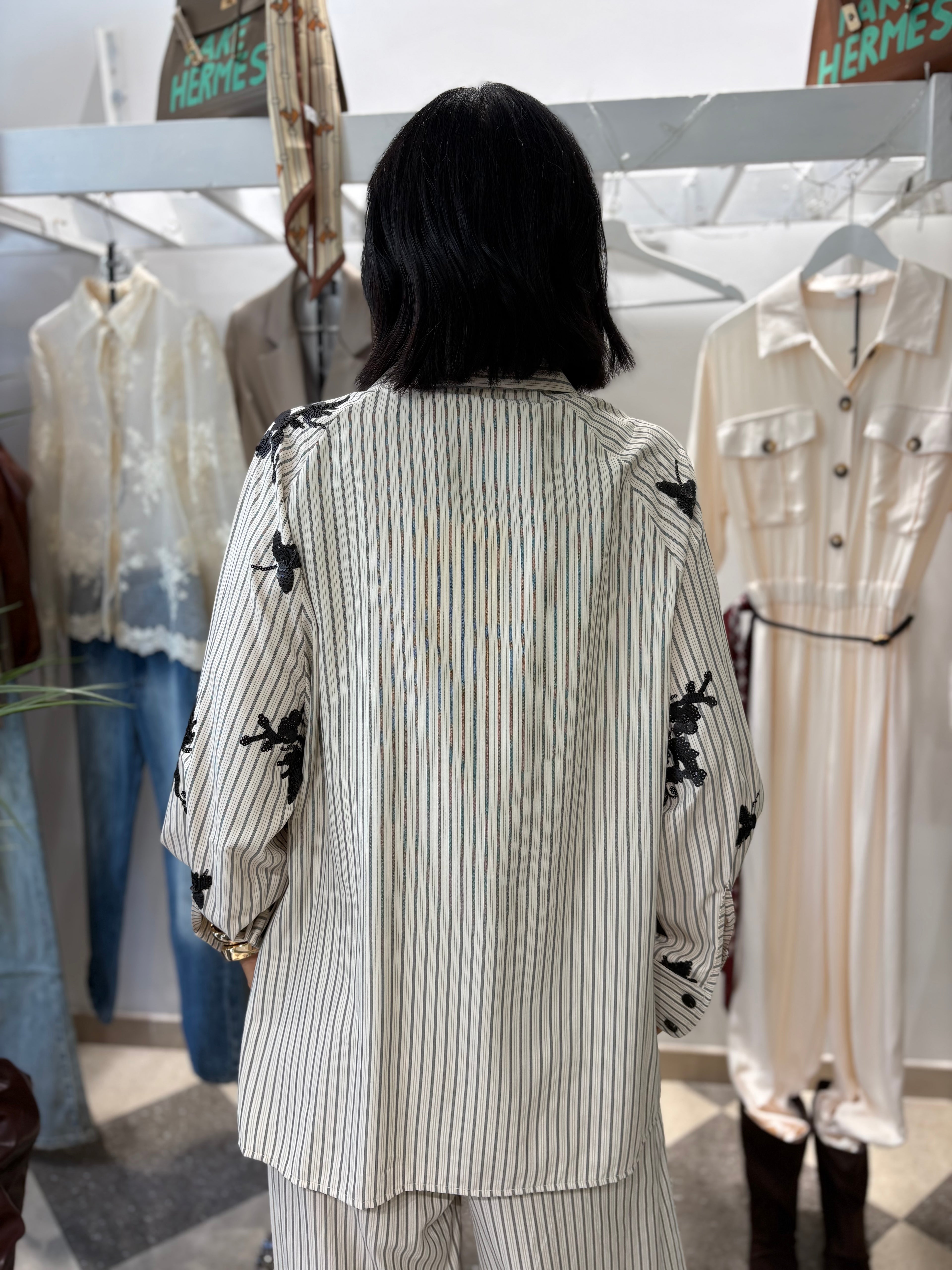 Camicia rigata con ricami in paillettes