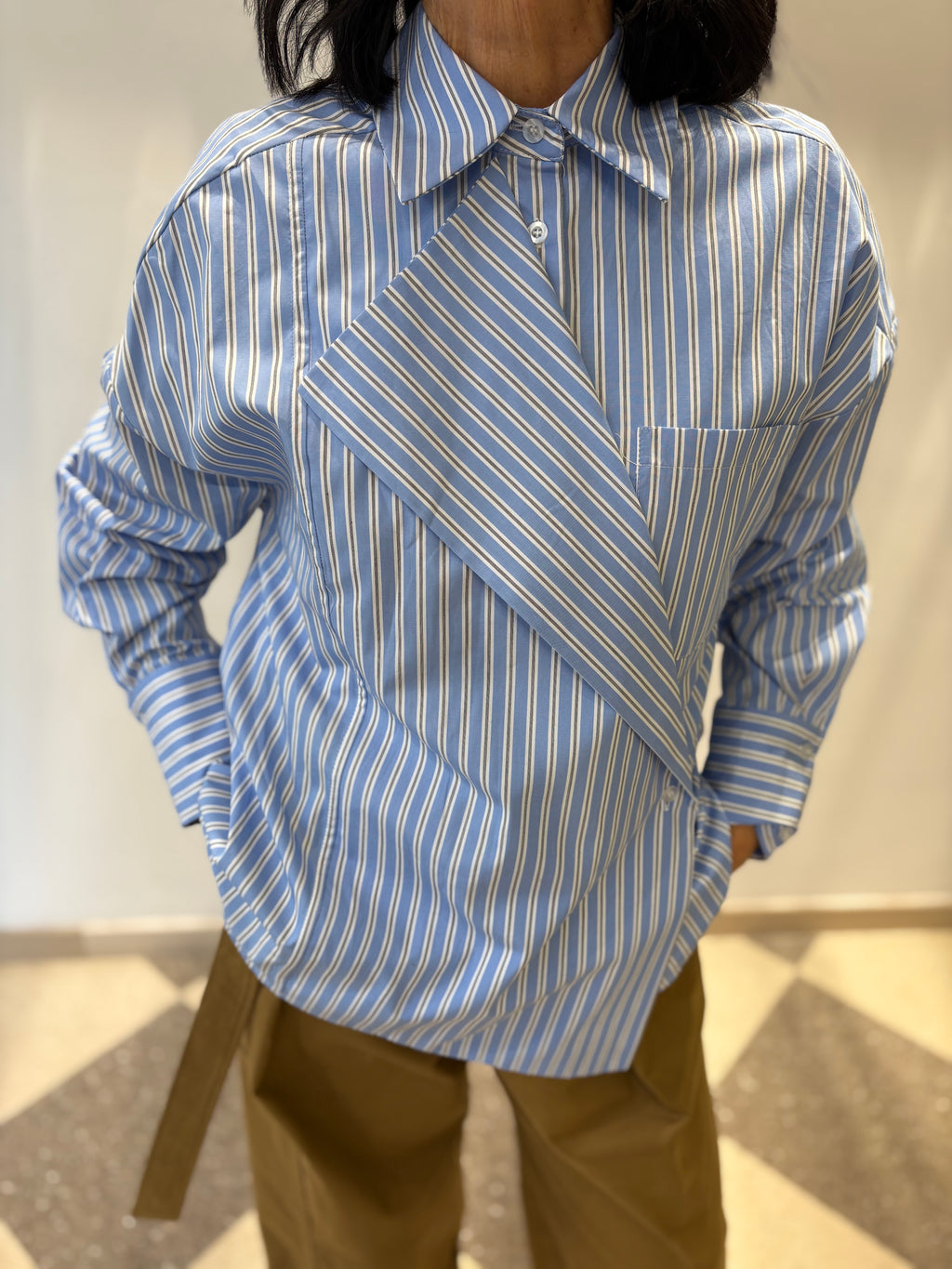 Camicia a righe con taglio asimmetrico