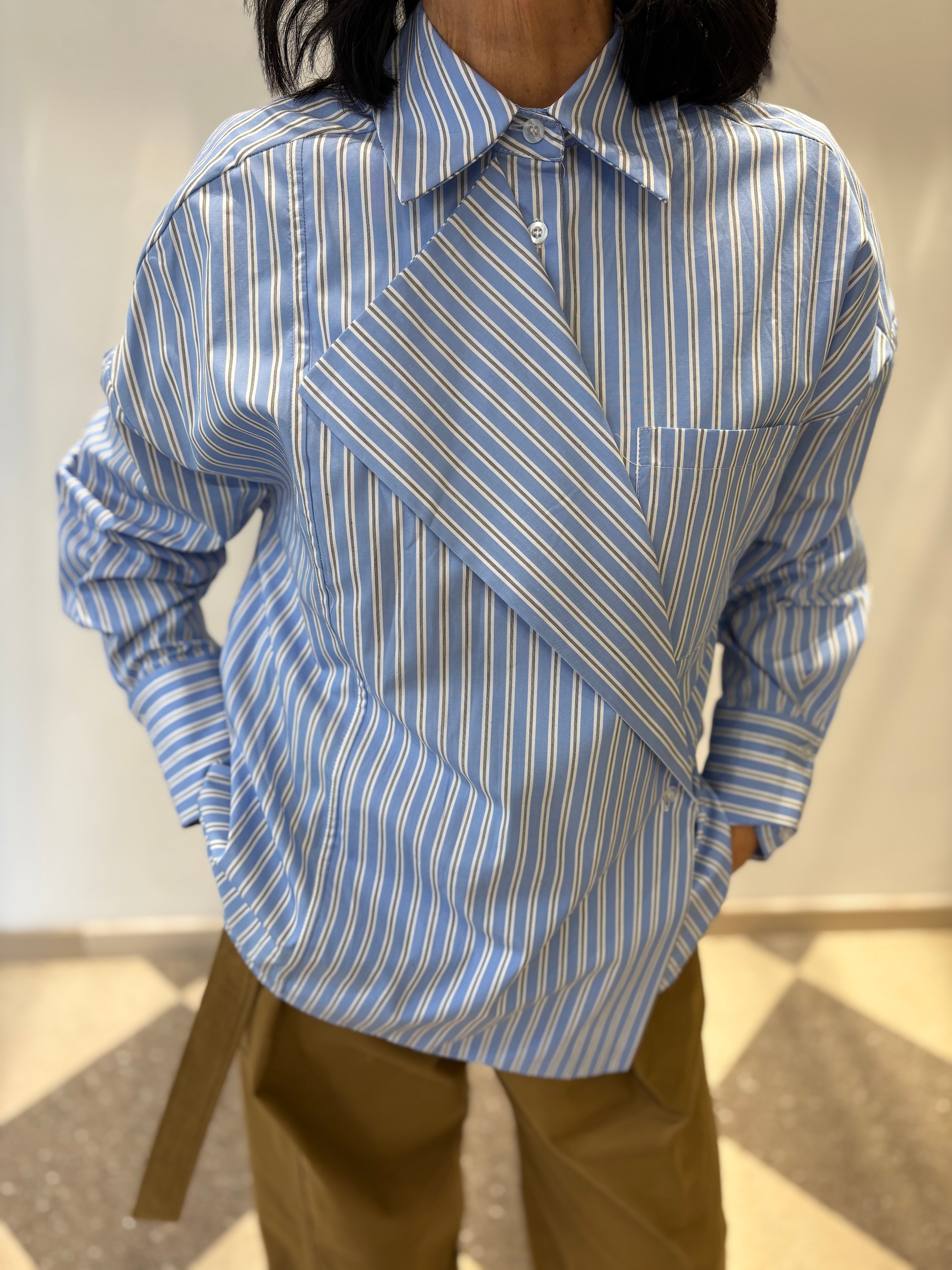 Camicia a righe con taglio asimmetrico