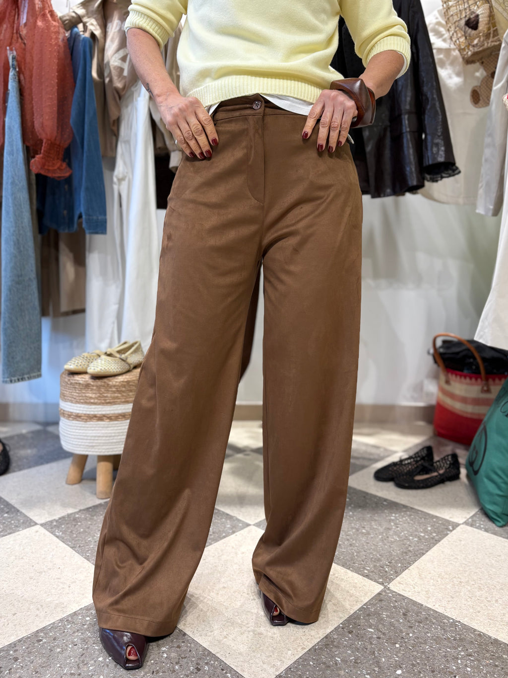 Pantalone in eco camoscio tabacco a palazzo