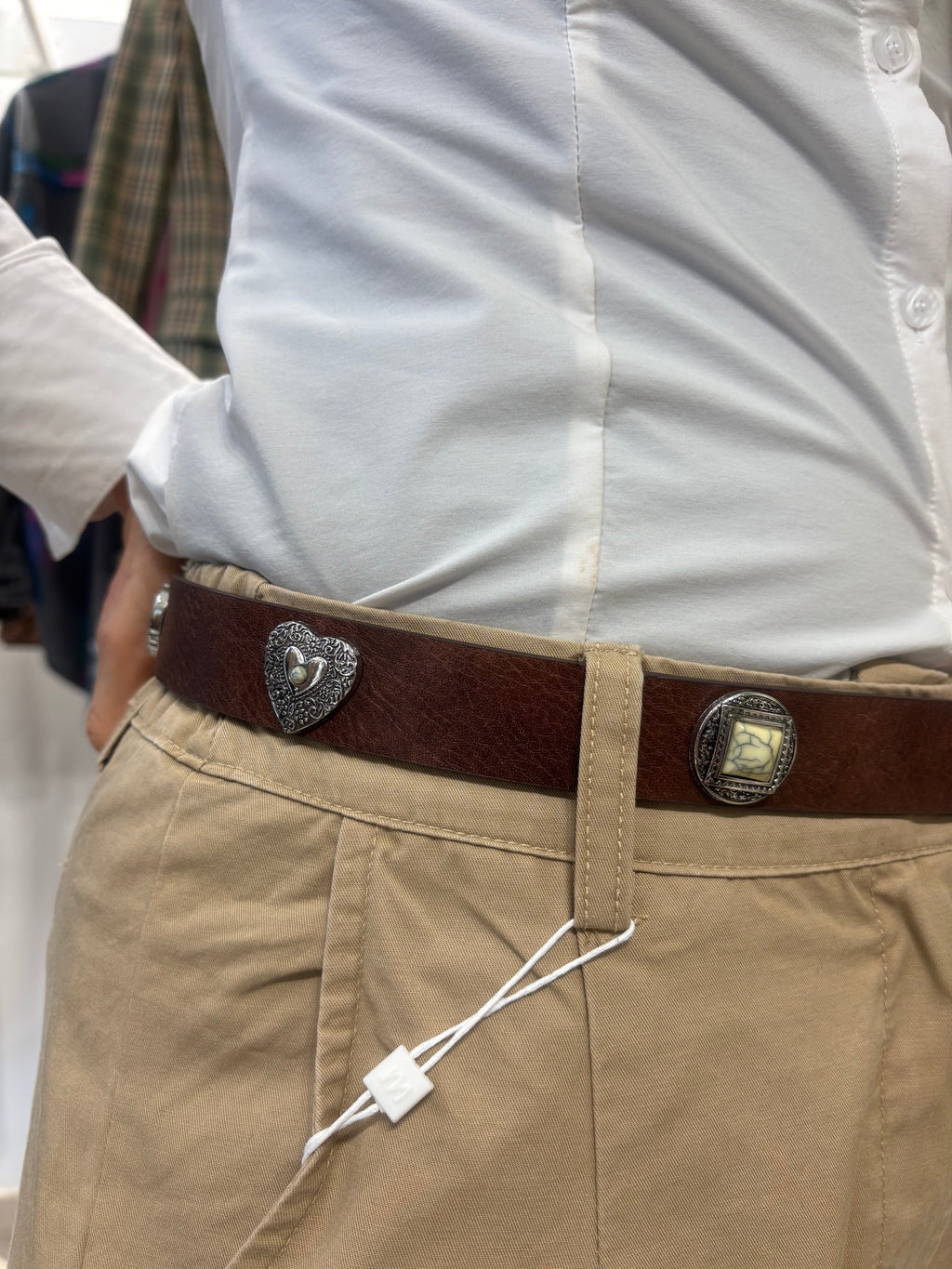 Cintura marrone con borchie argento