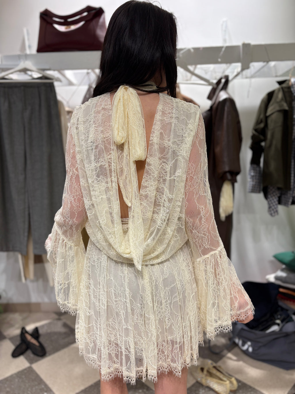 Abito corto in pizzo avorio con maniche ampie