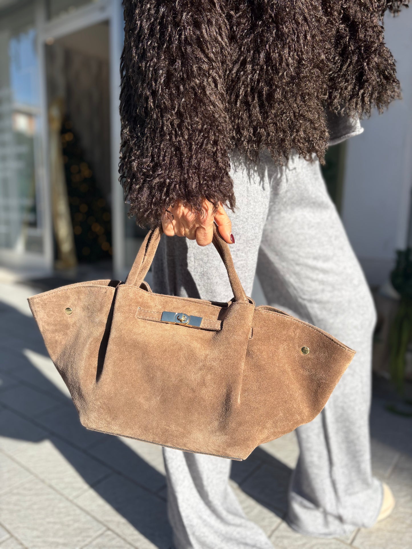 Borsa in camoscio con hardware oro