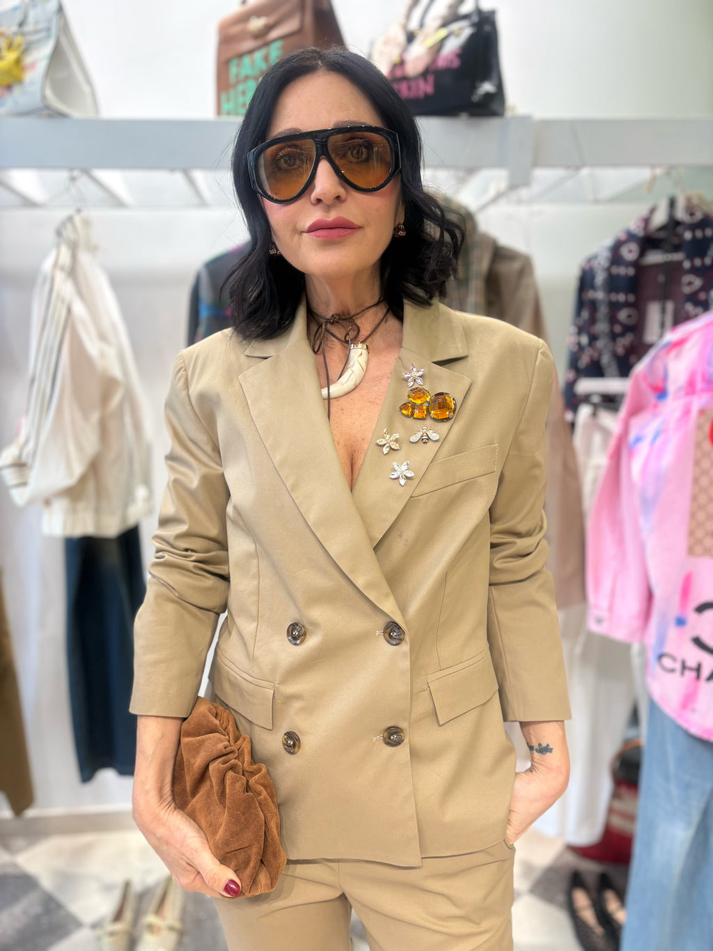 Blazer beige con applicazioni gioiello.