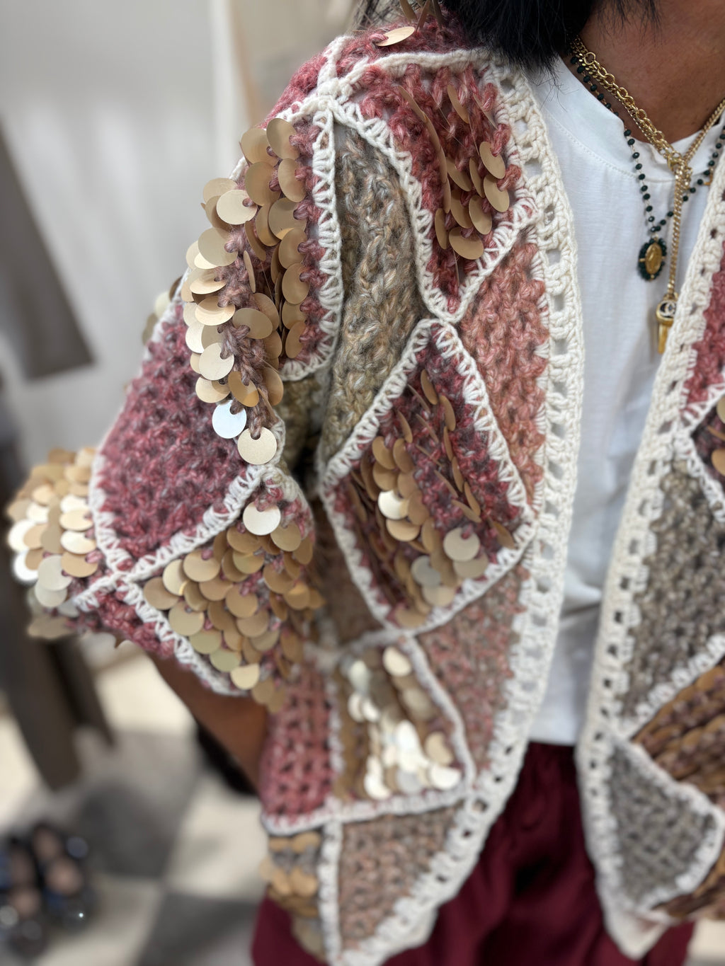 Cardigan crochet con maxi paillettes
