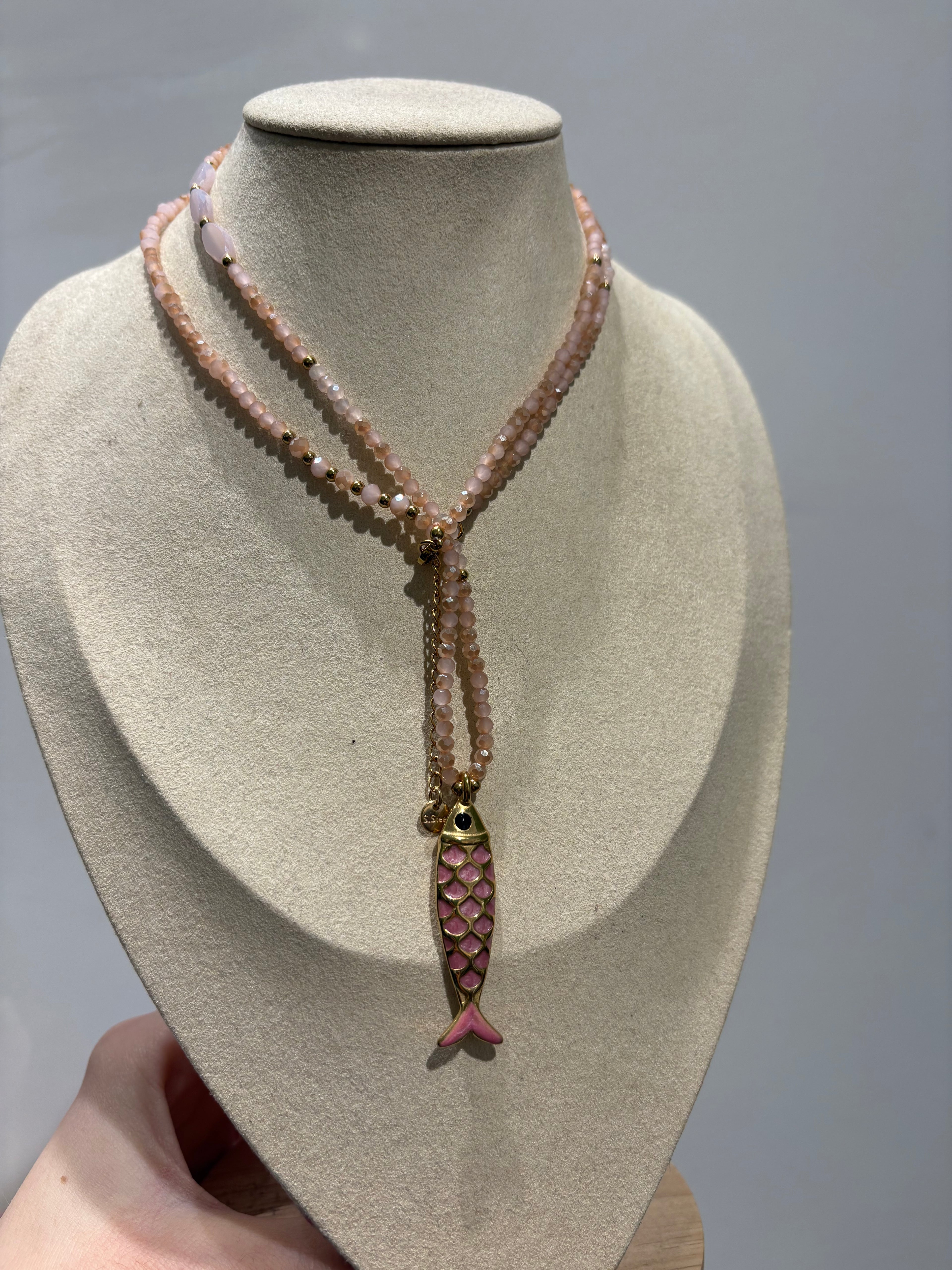 Collana con perline rosa e oro e charm pesciolino