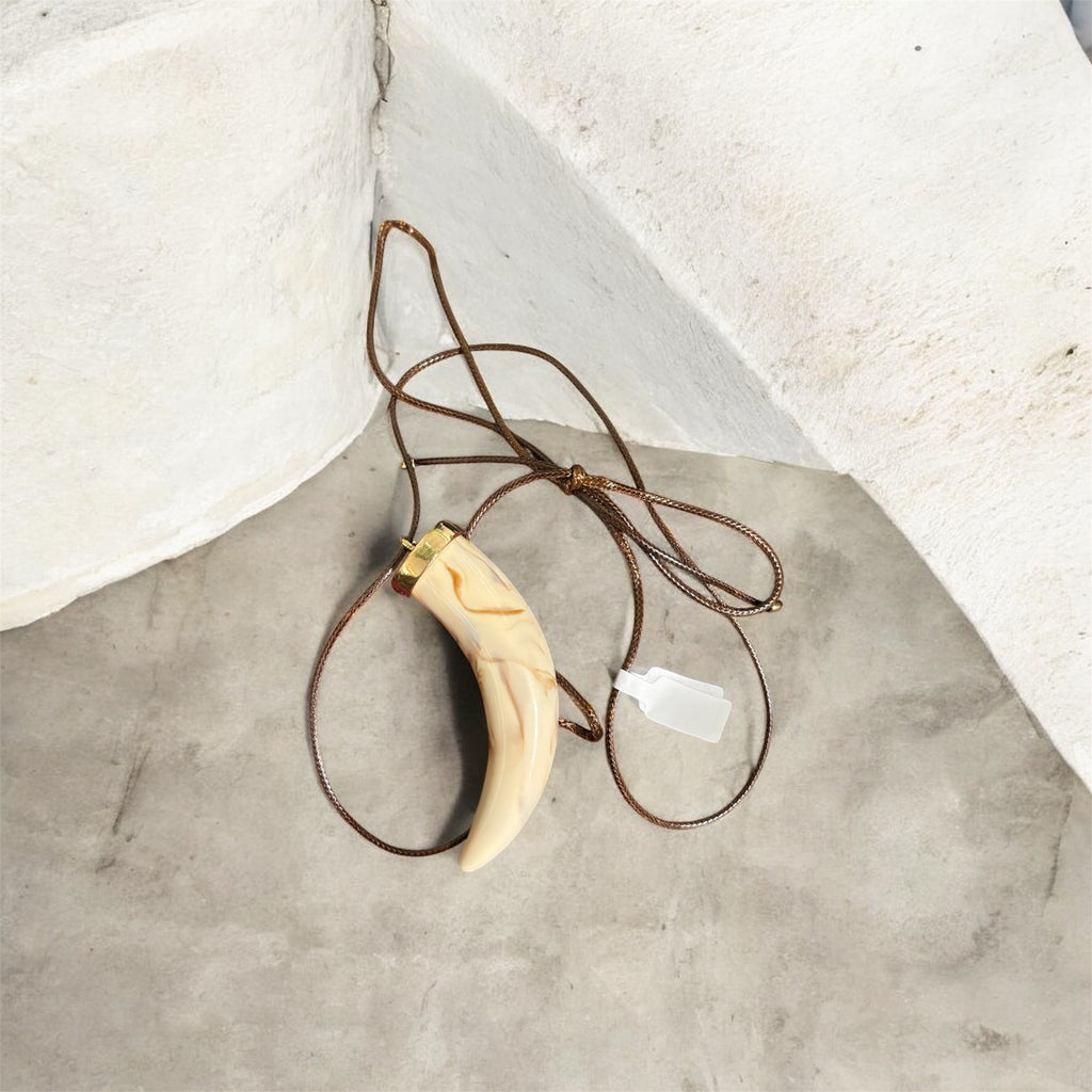 Collana con corno in resina