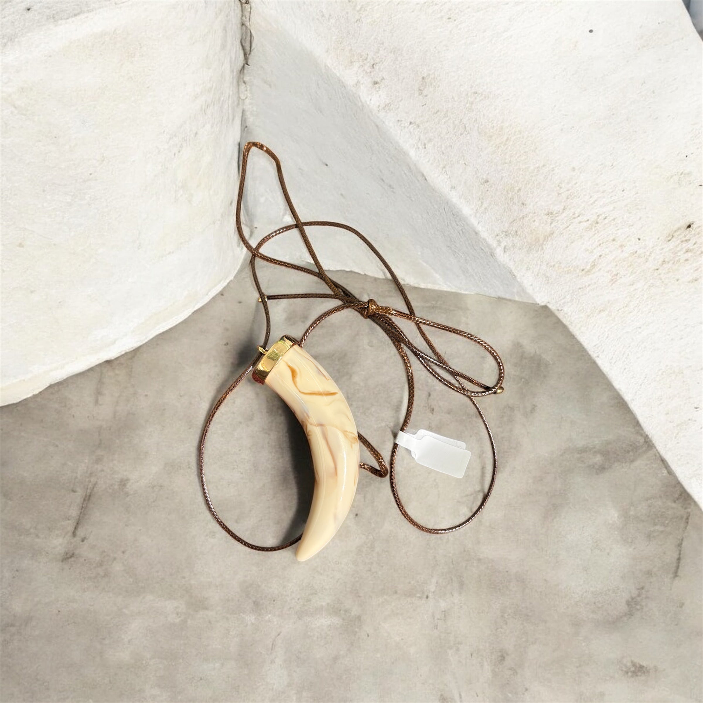 Collana con corno in resina