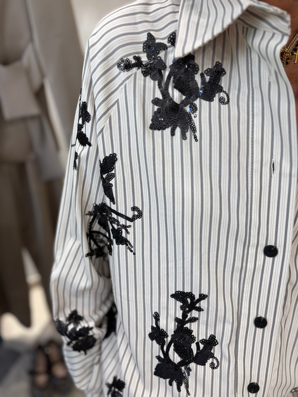Camicia rigata con ricami in paillettes