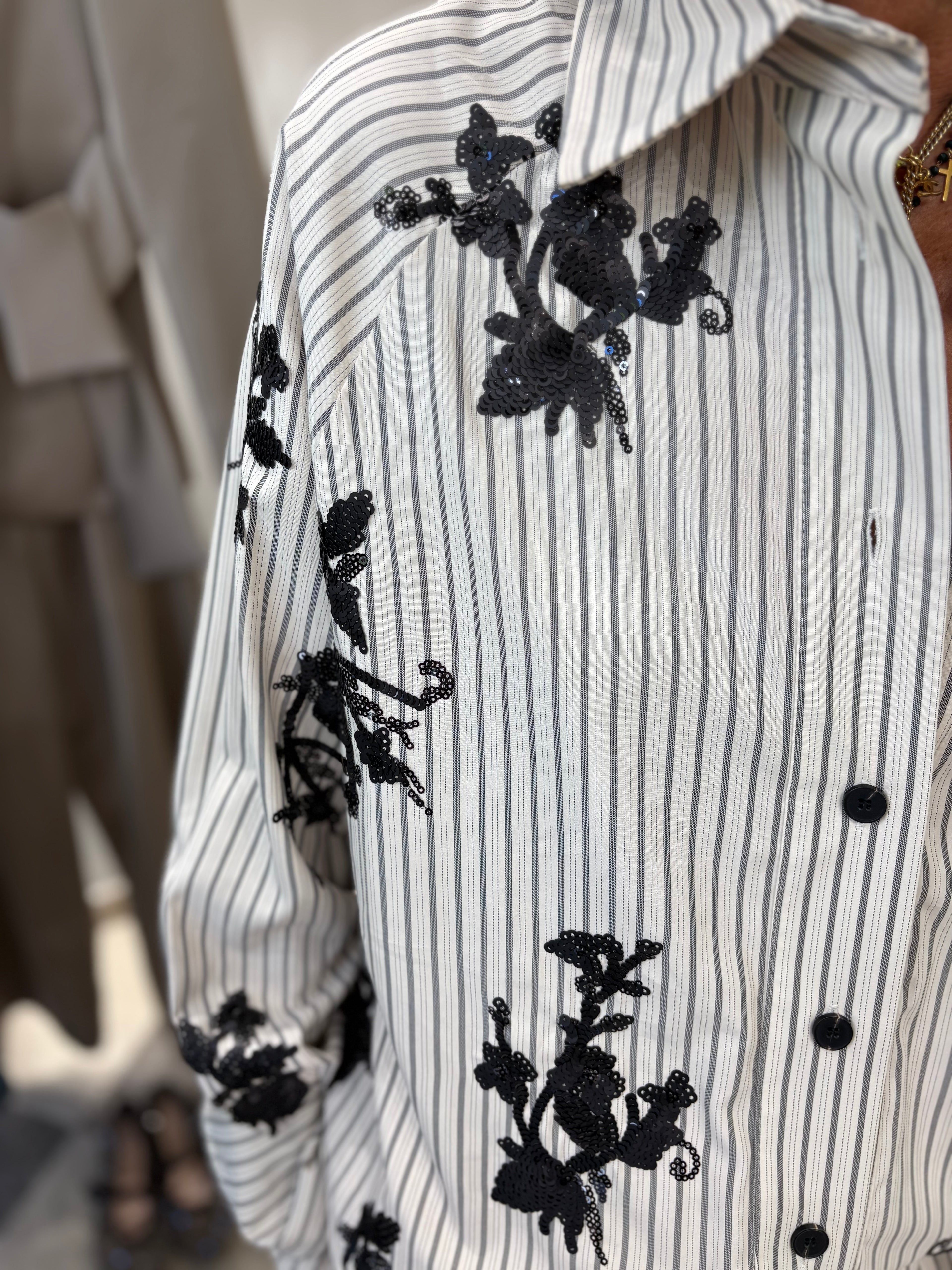 Camicia rigata con ricami in paillettes