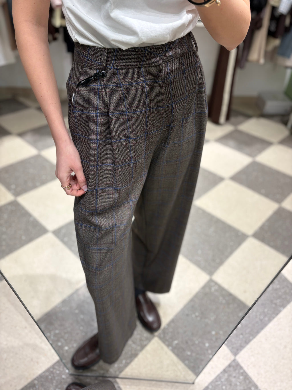 Pantalone palazzo check marrone con riga blu