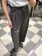 Pantalone palazzo check marrone con riga blu