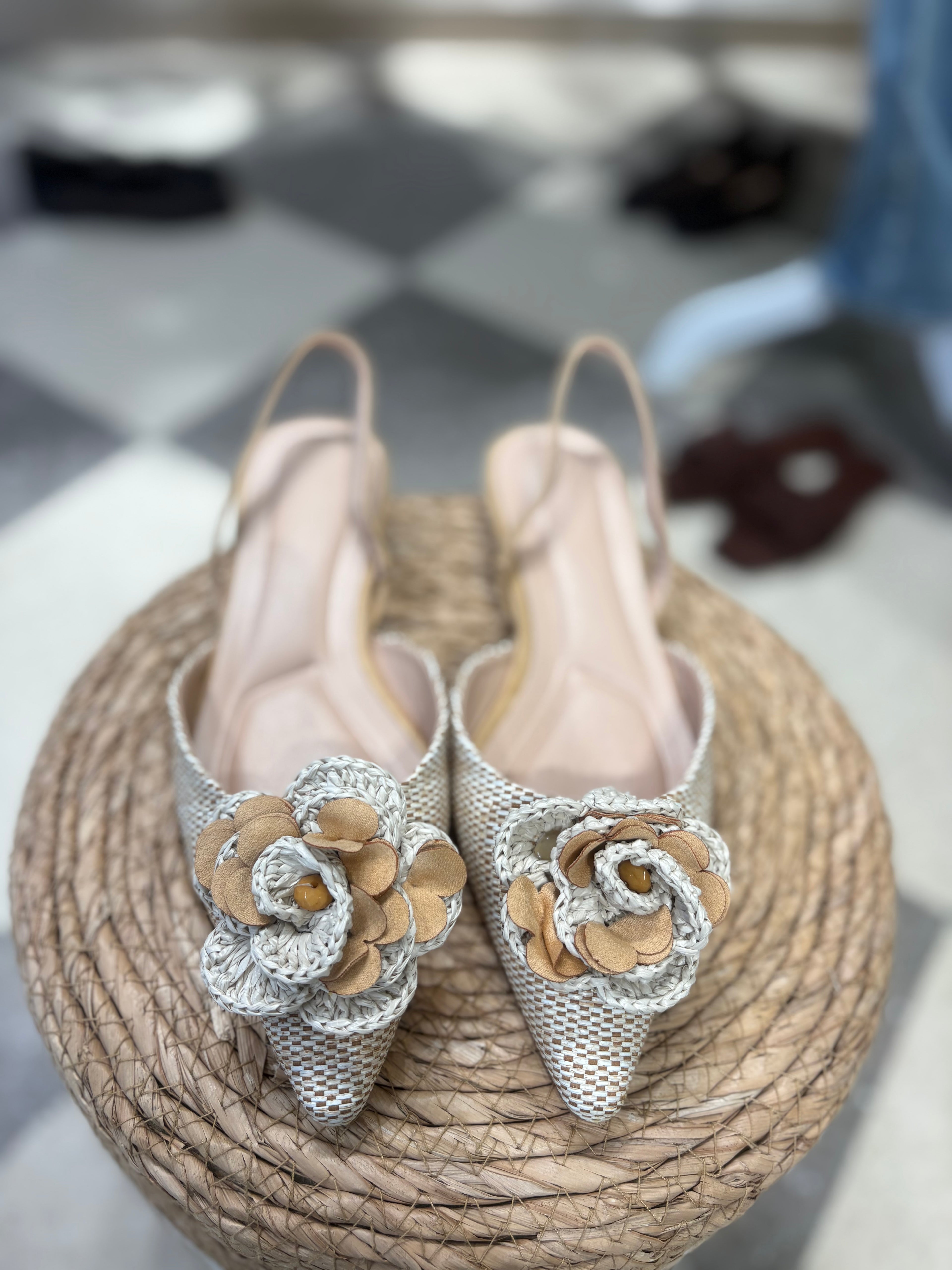 Ballerina slingback intrecciata con fiore applicato