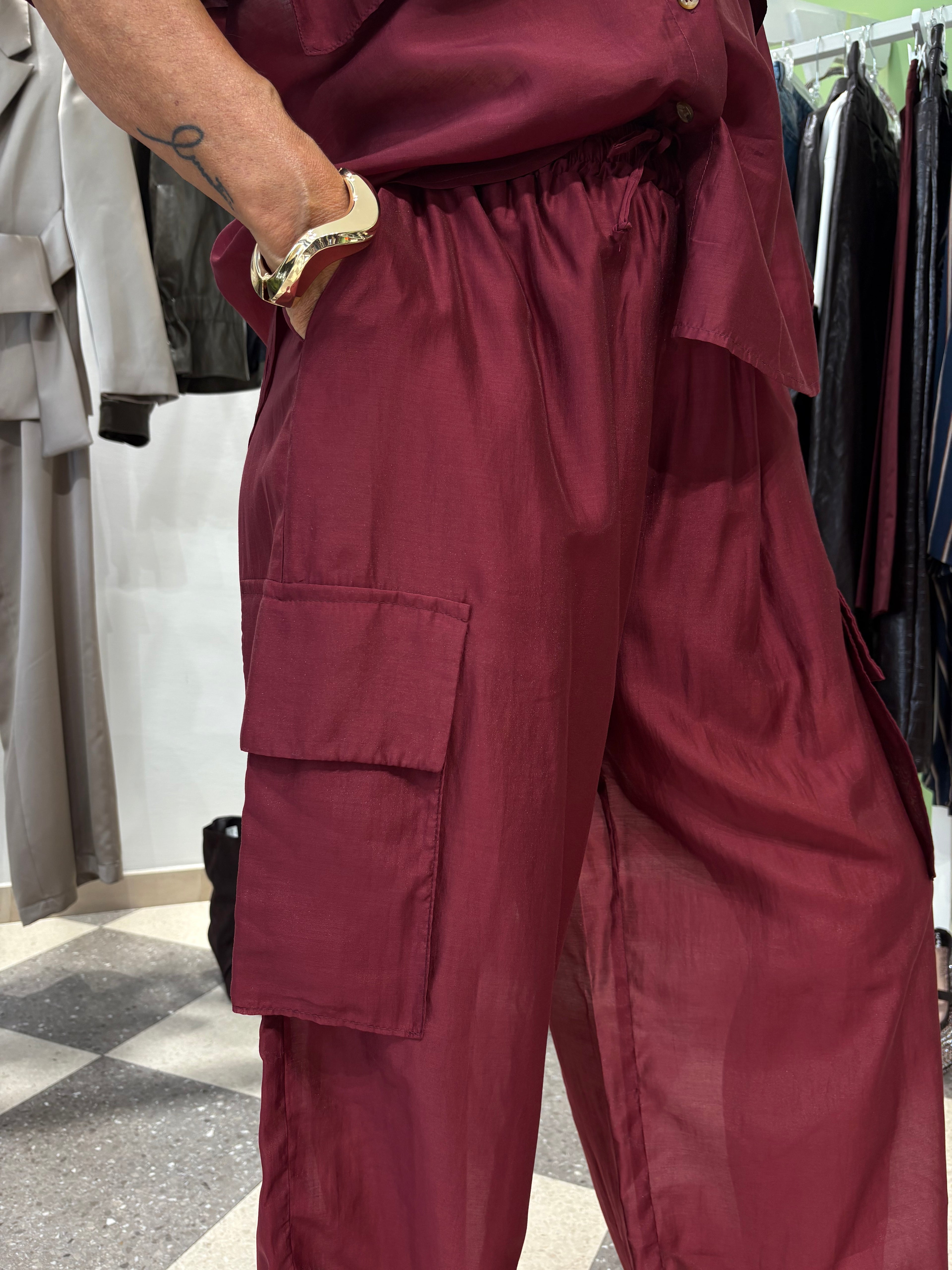 Pantalone cargo satin bordeaux
