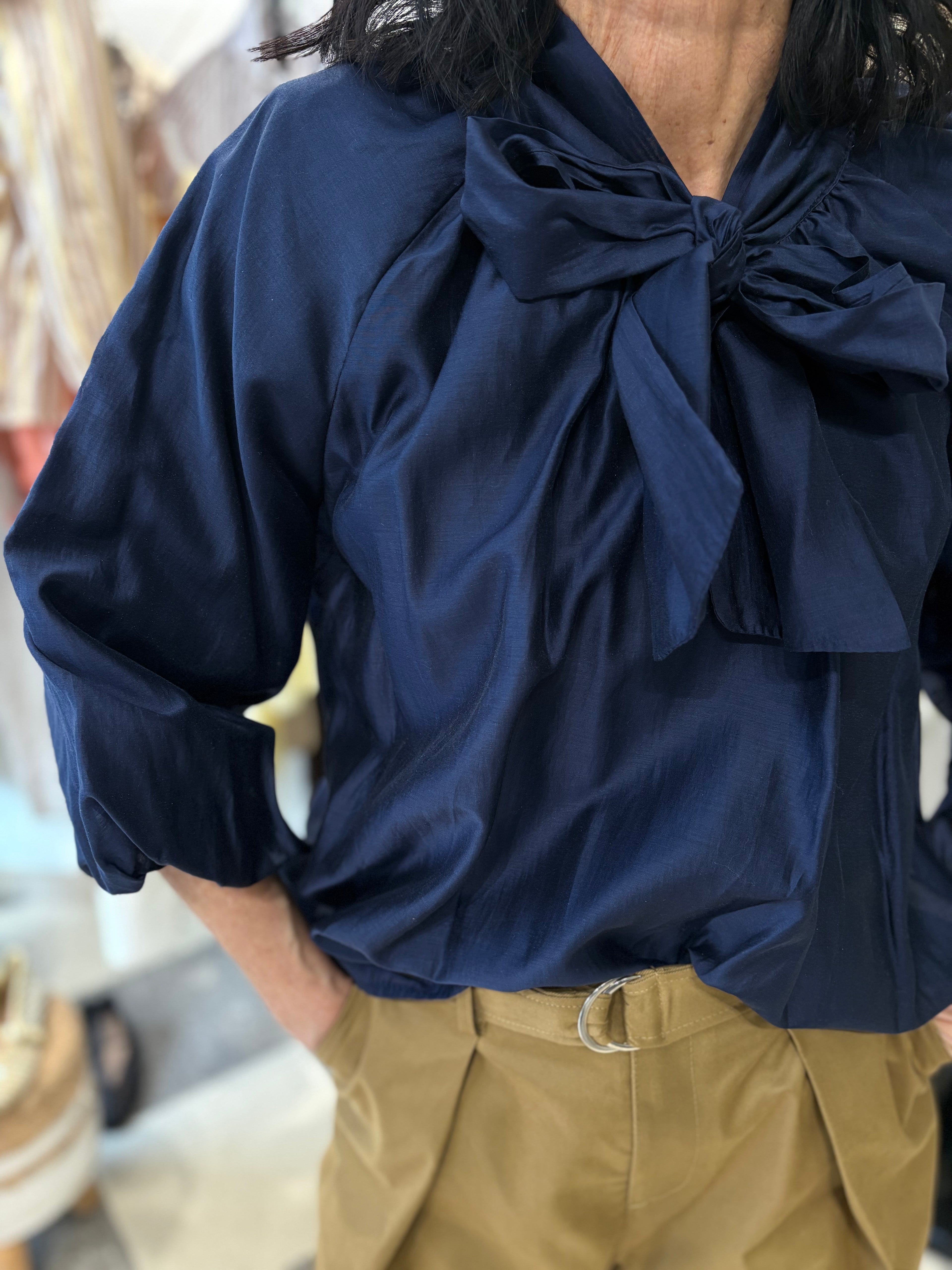 Blusa con fiocco e manica ampia con elastico