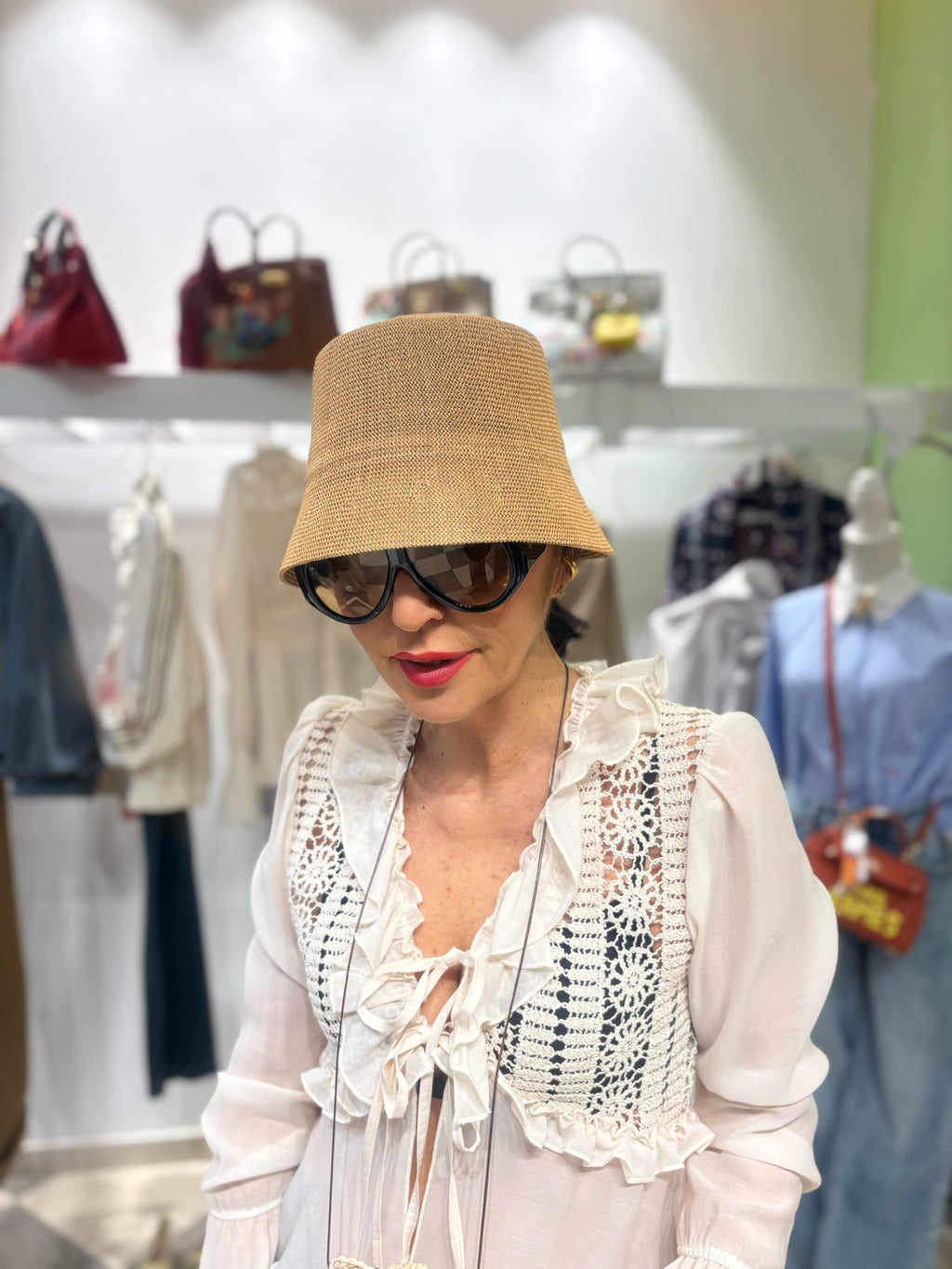 Cappello bucket in rafia naturale