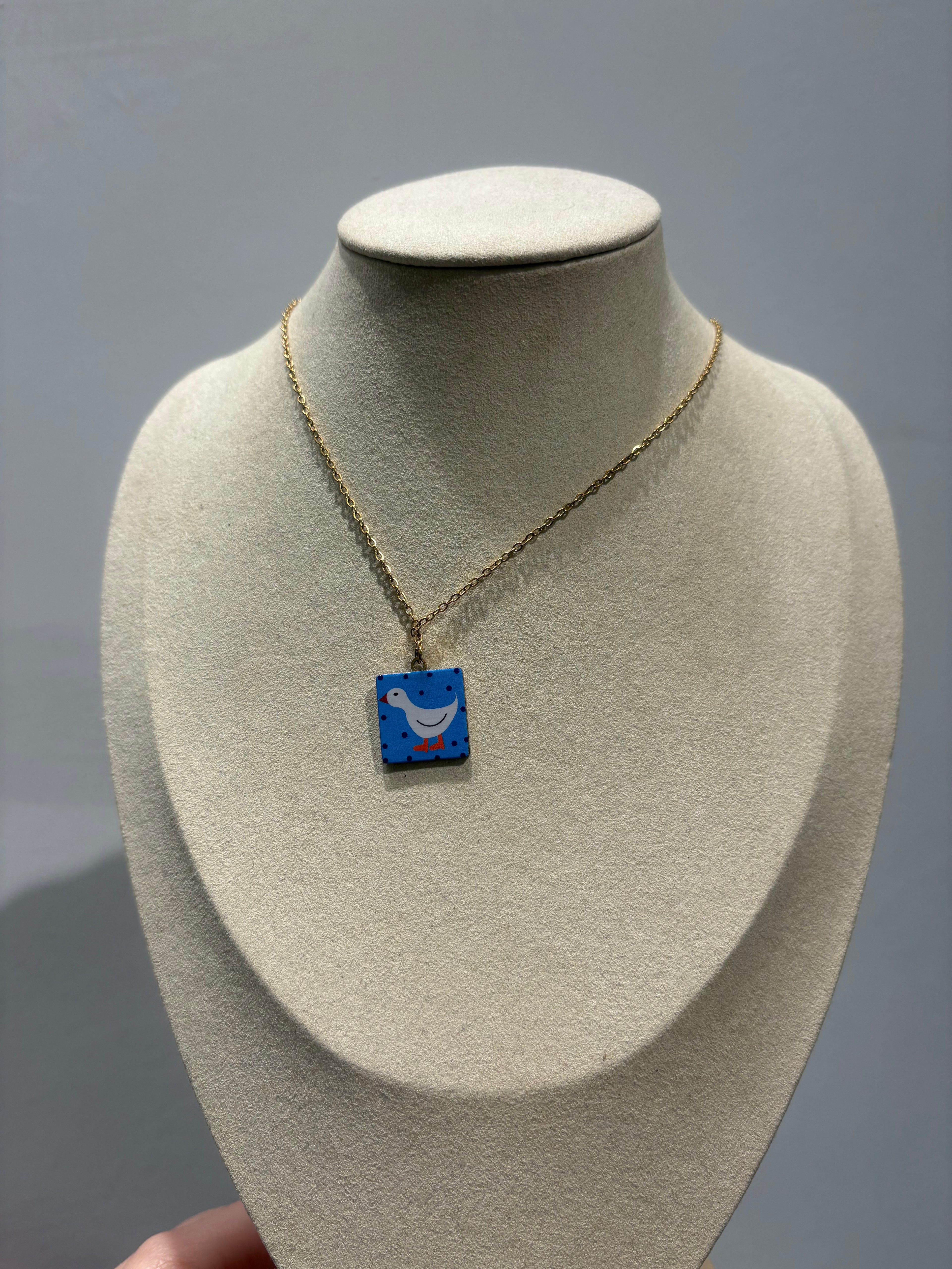 Collana micro catena e ciondolo smaltato
