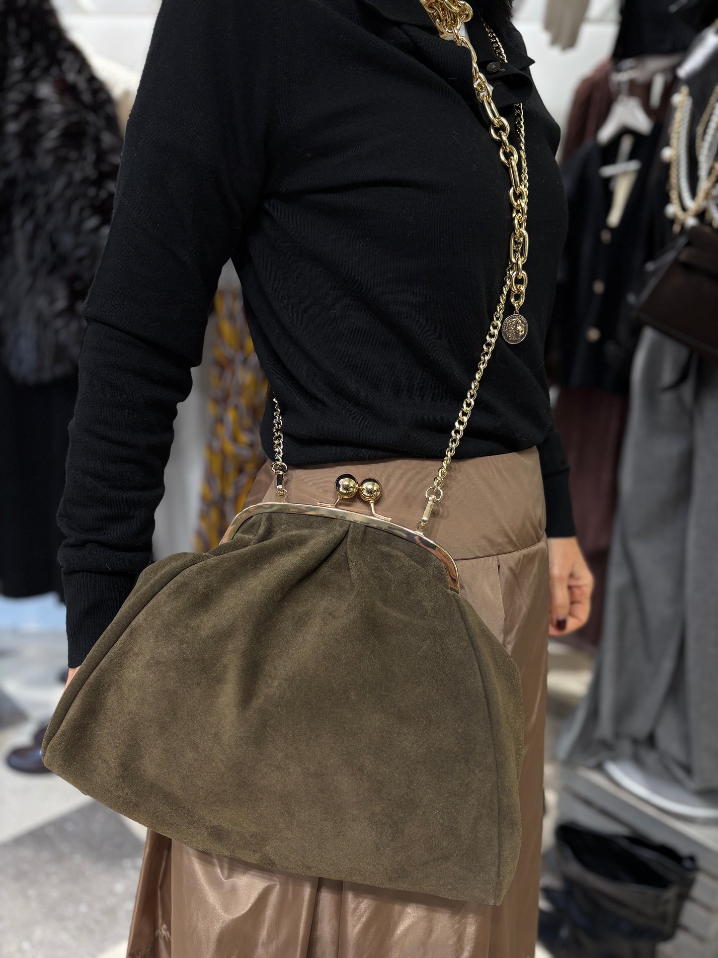 Maxi clutch in camoscio