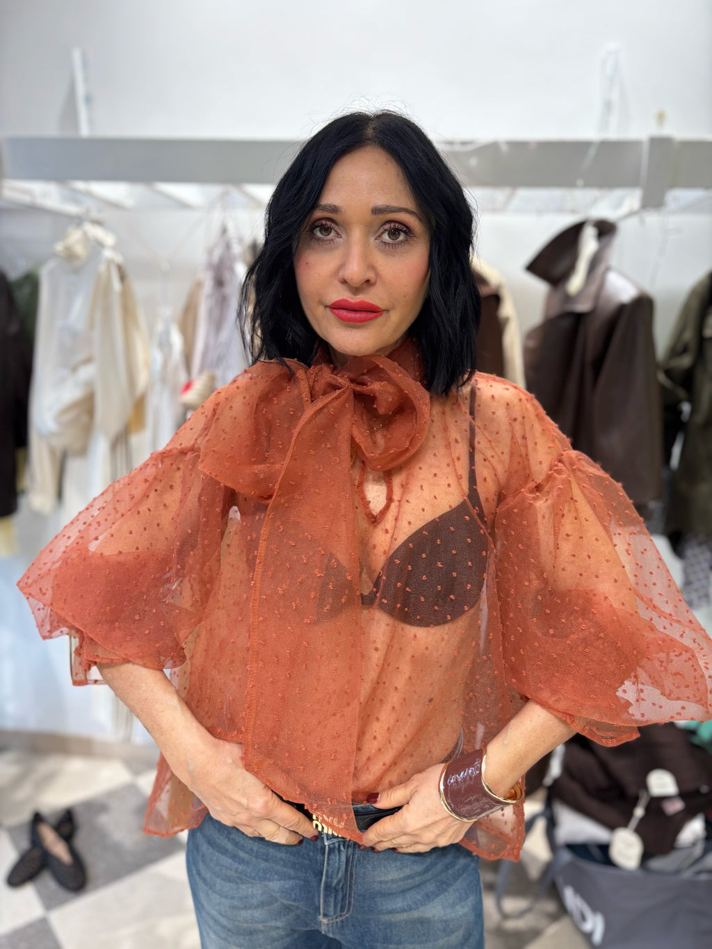 Blusa in Organza Plumetis Terracotta con Fiocco – €39,90