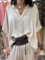 Blusa champagne con manica ampia