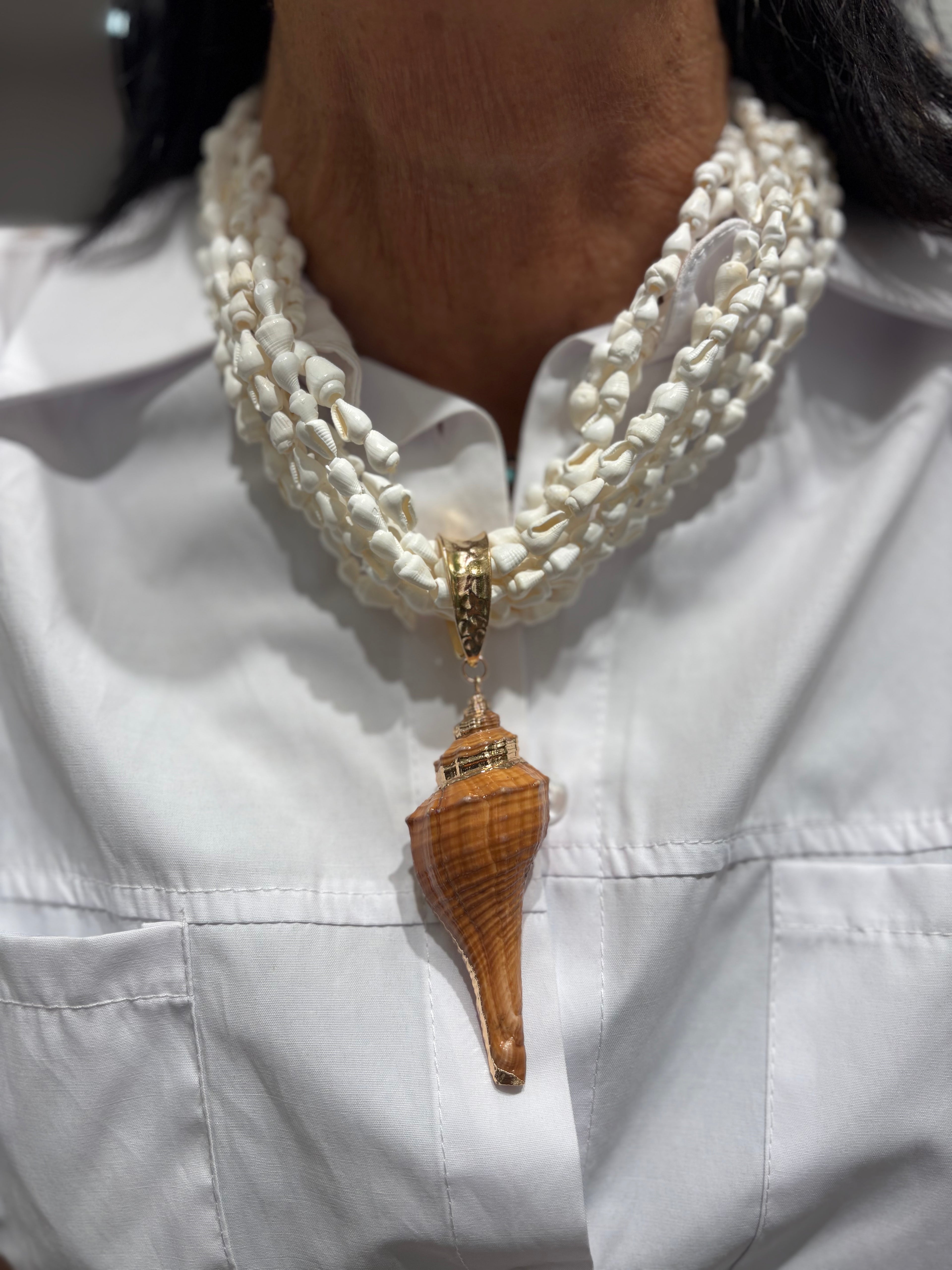 Collana multifilo con charm conchiglia