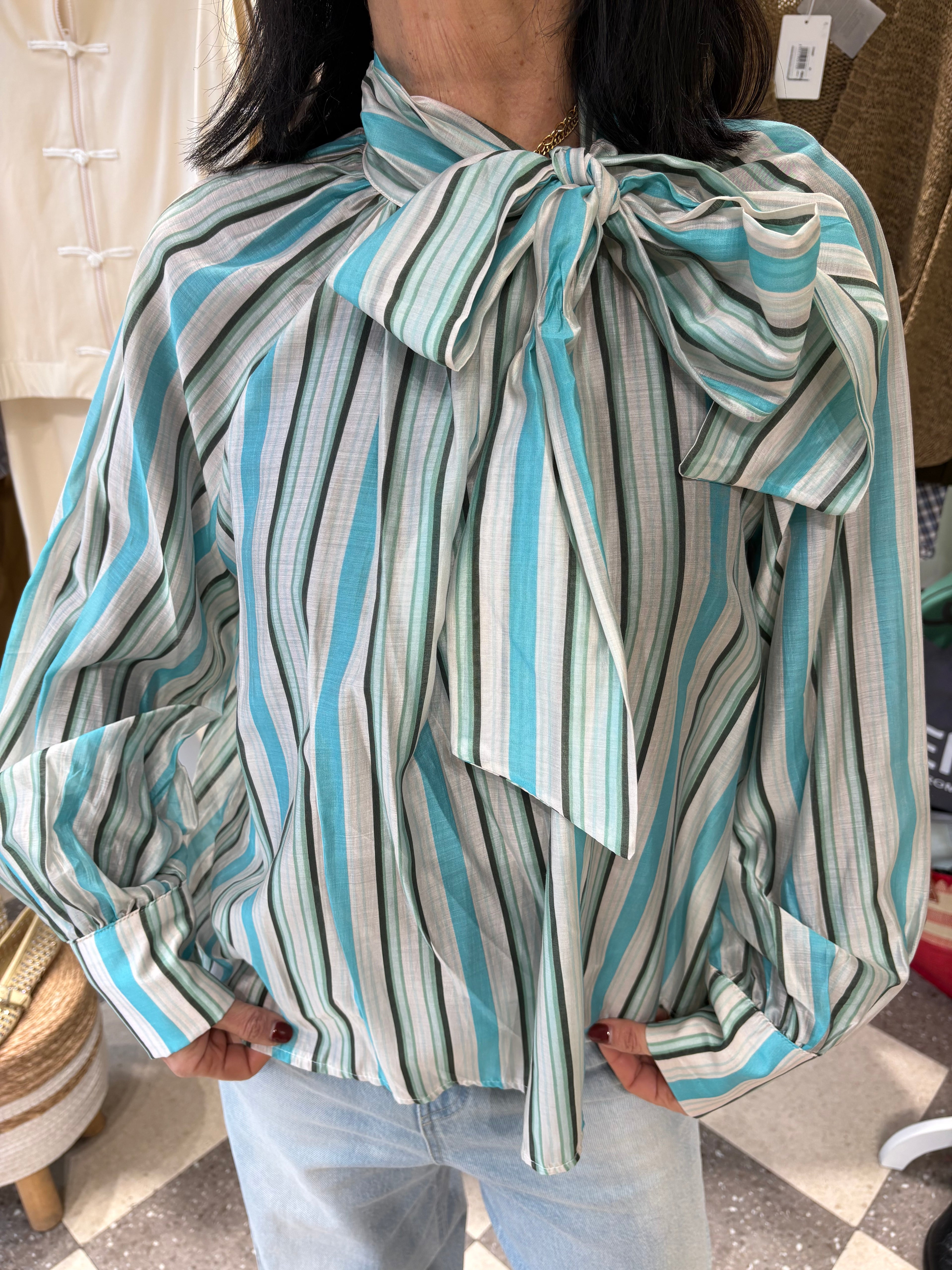 Blusa a righe con fiocco al collo