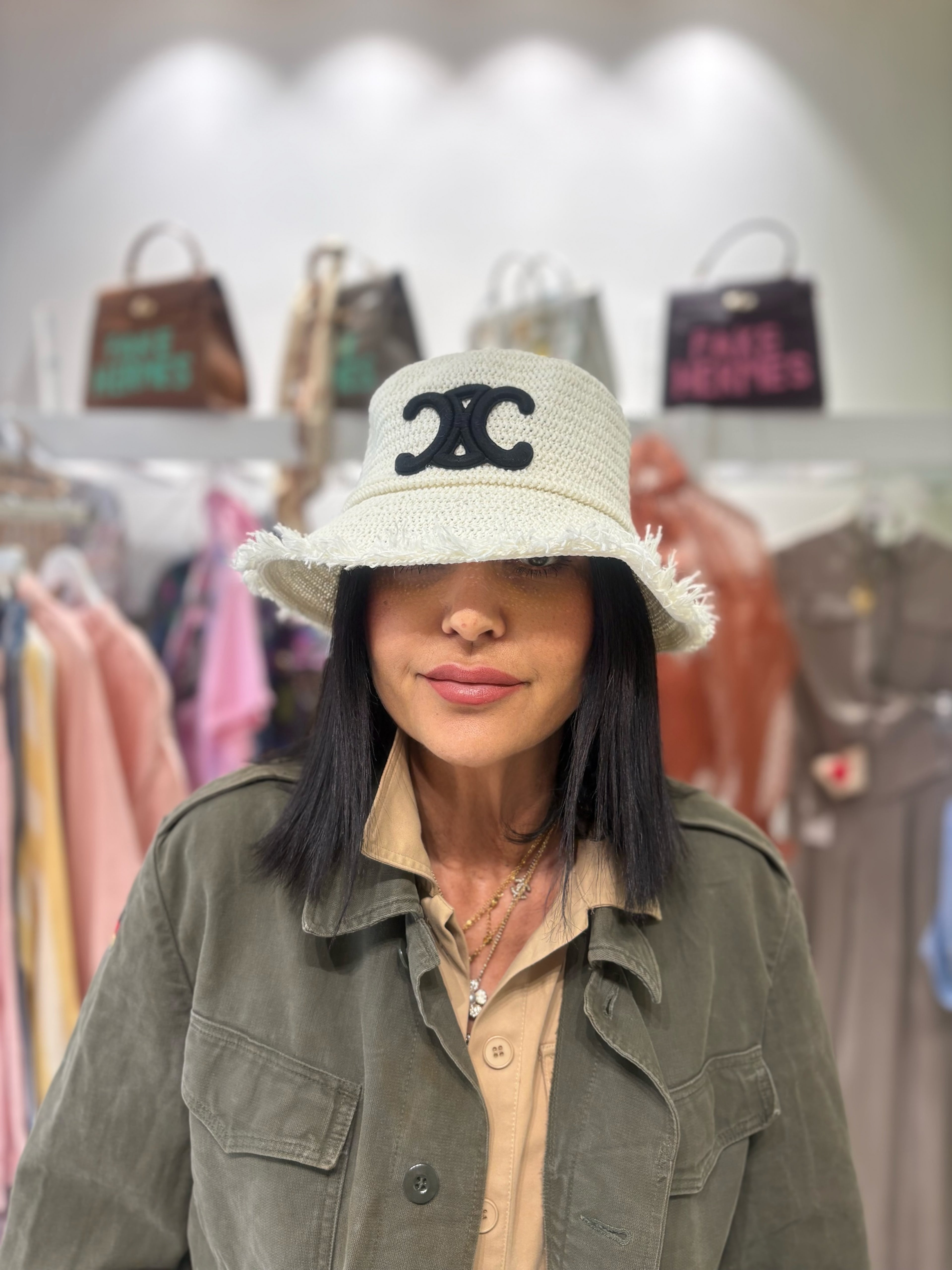 Cappellino in rafia - fondo bianco