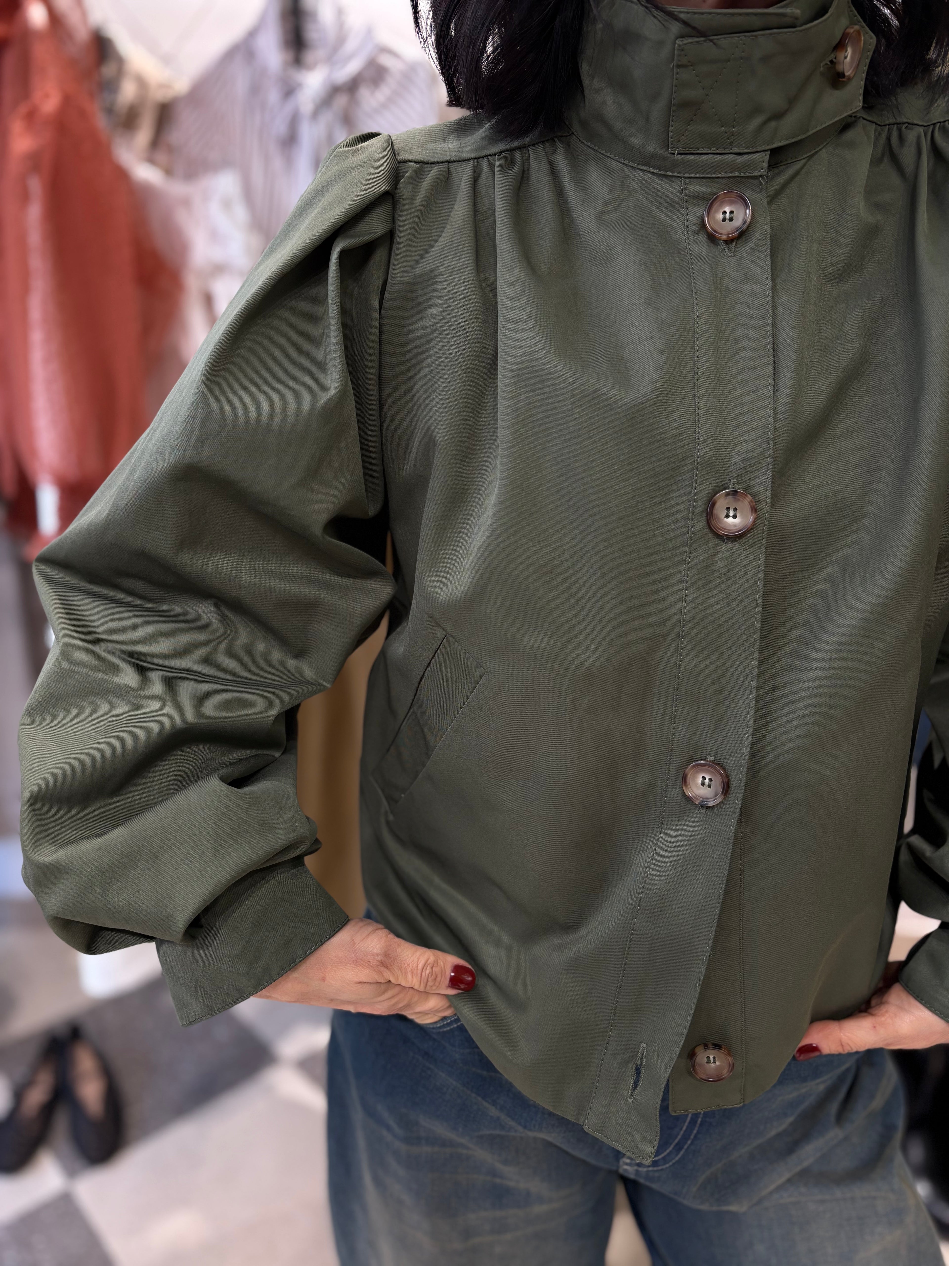 Motel trench cropped con dettaglio maniche a sbuffo