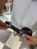 Cintura marrone con borchie argento