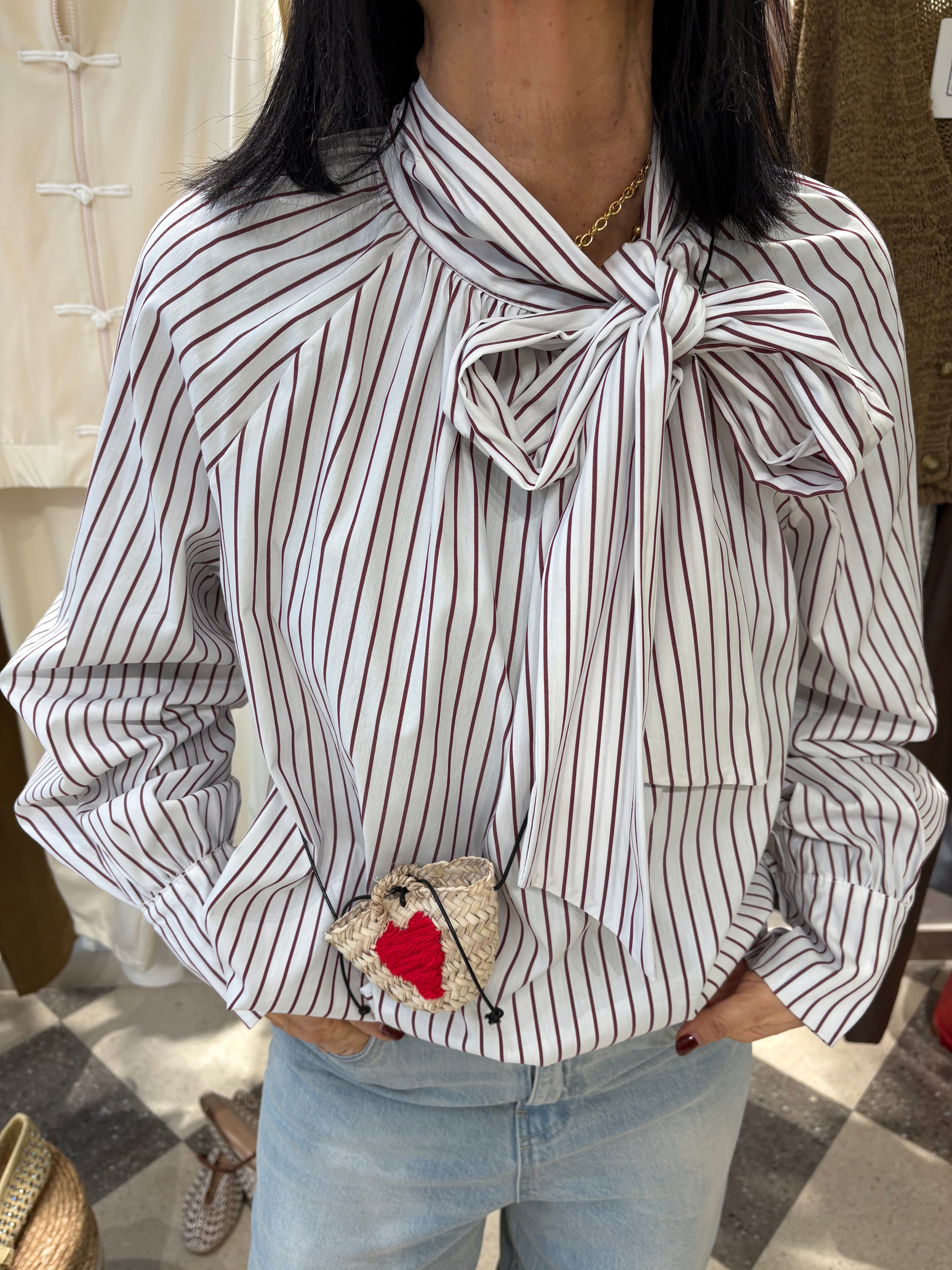 Camicia con fiocco sul collo e maniche leggermente a sbuffo