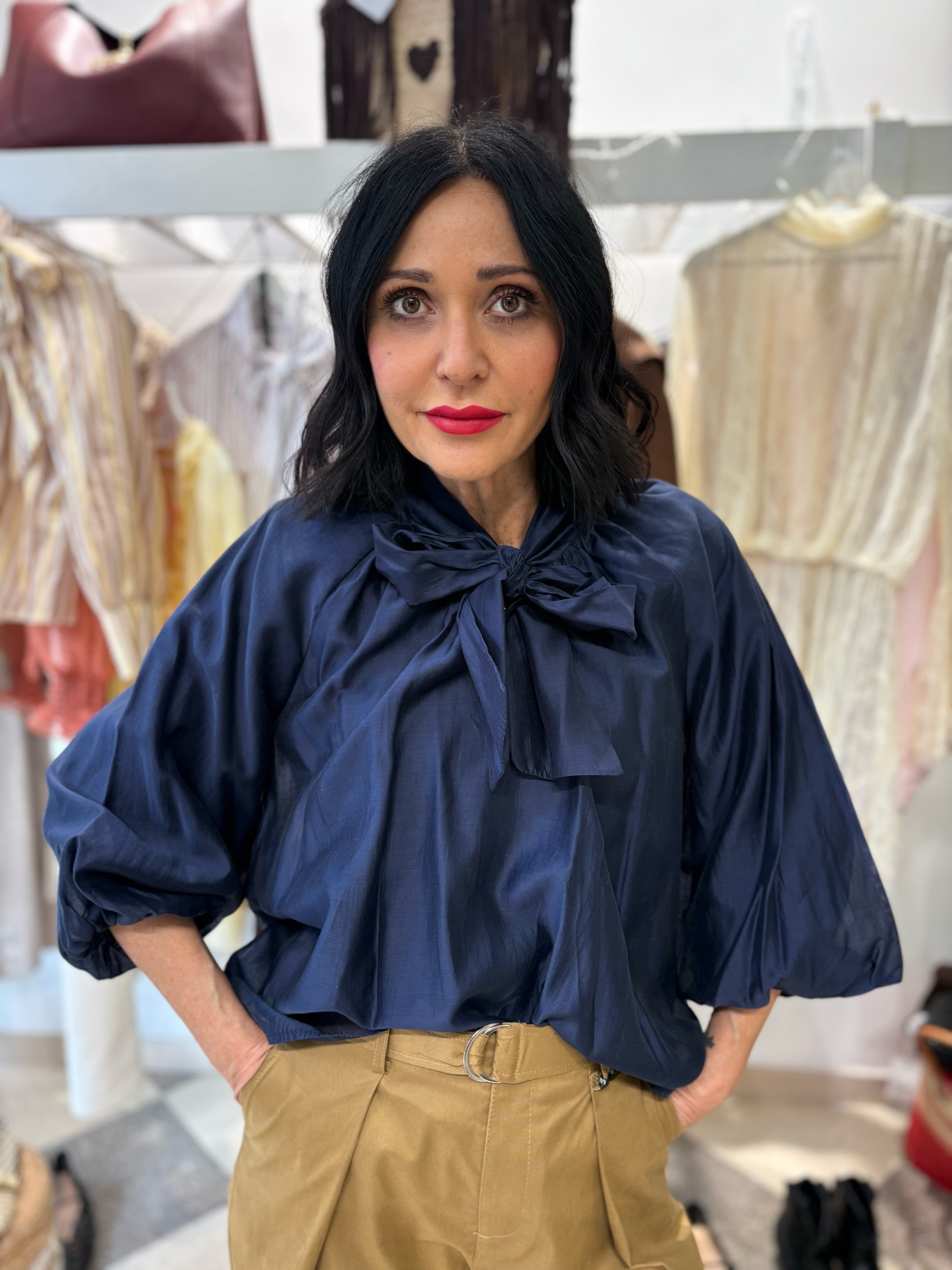 Blusa con fiocco e manica ampia con elastico