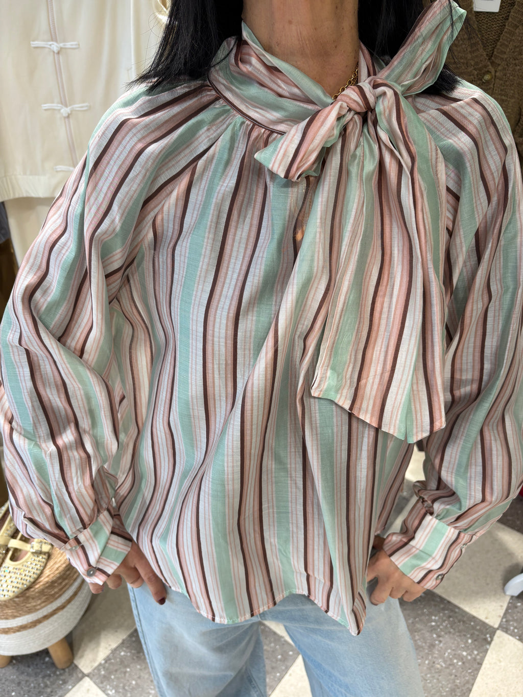 Blusa a righe con fiocco al collo