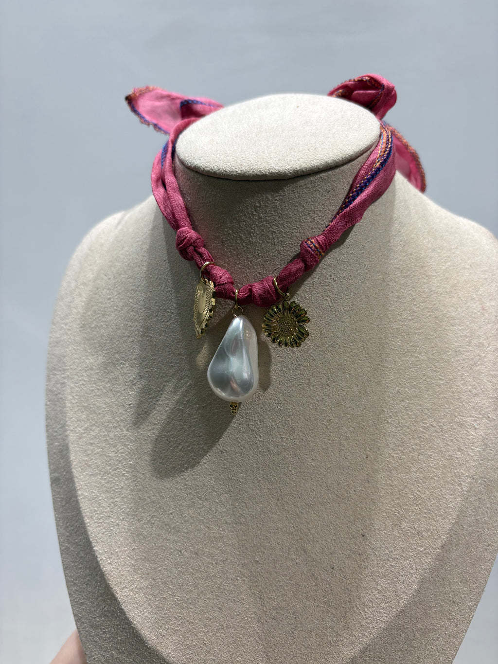 Collana bandana con charms