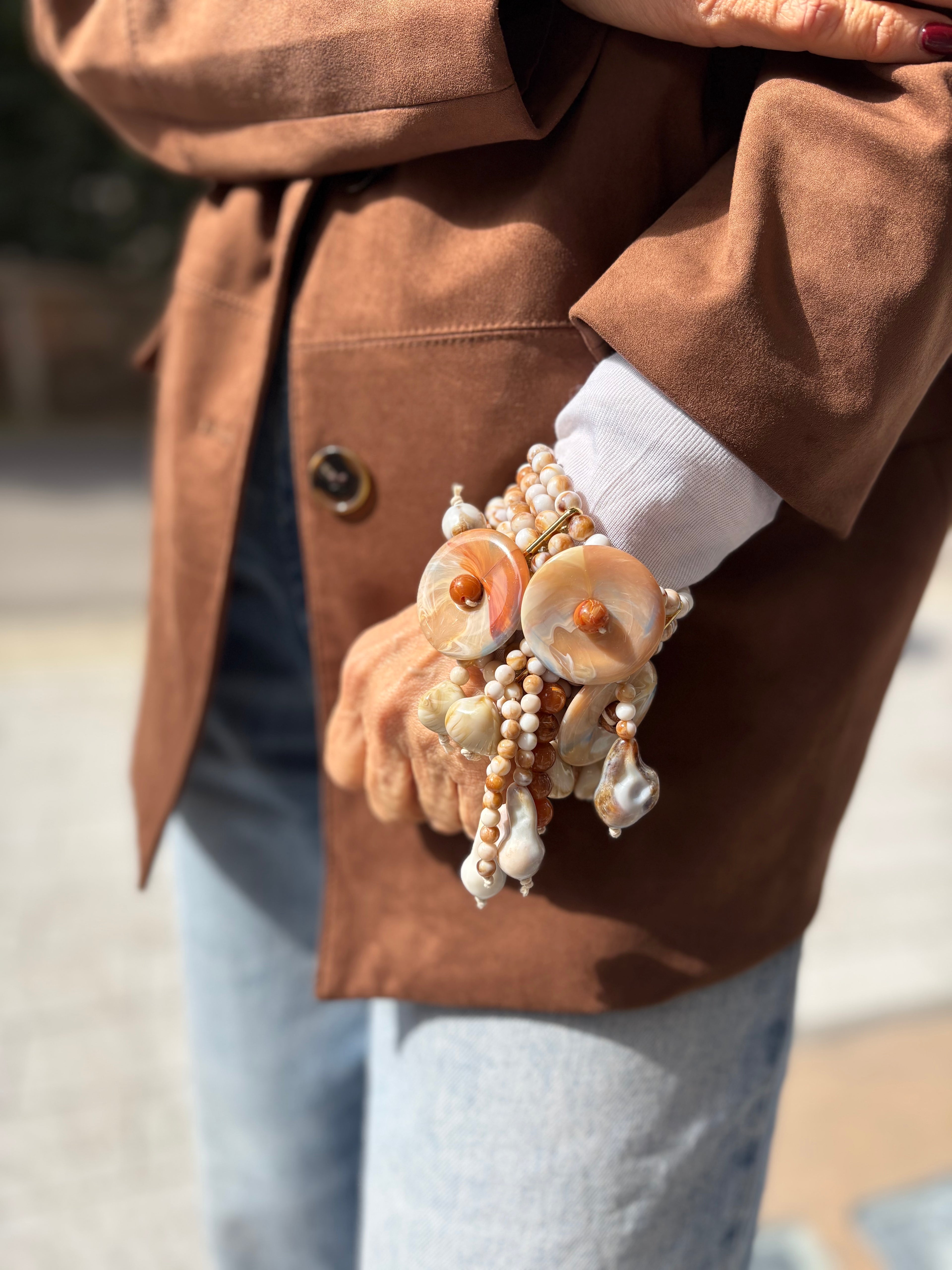 Bracciale multicharm sabbia con perle e dettagli naturali