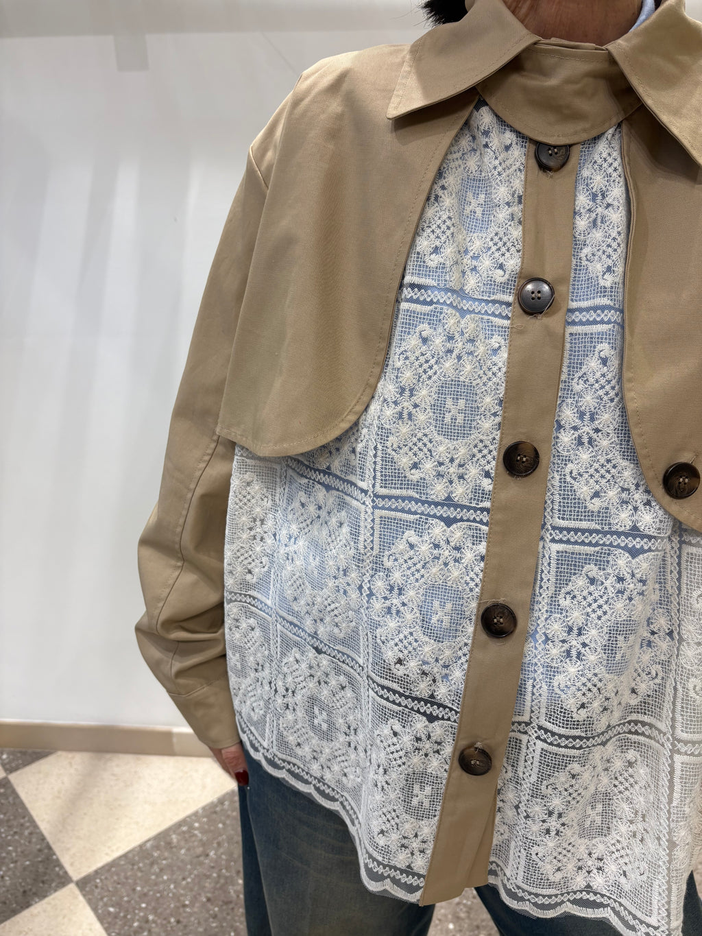 Motel trench con dettaglio pizzo