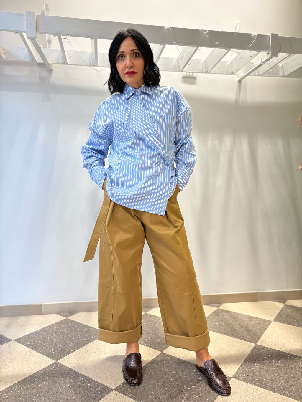 Camicia a righe con taglio asimmetrico