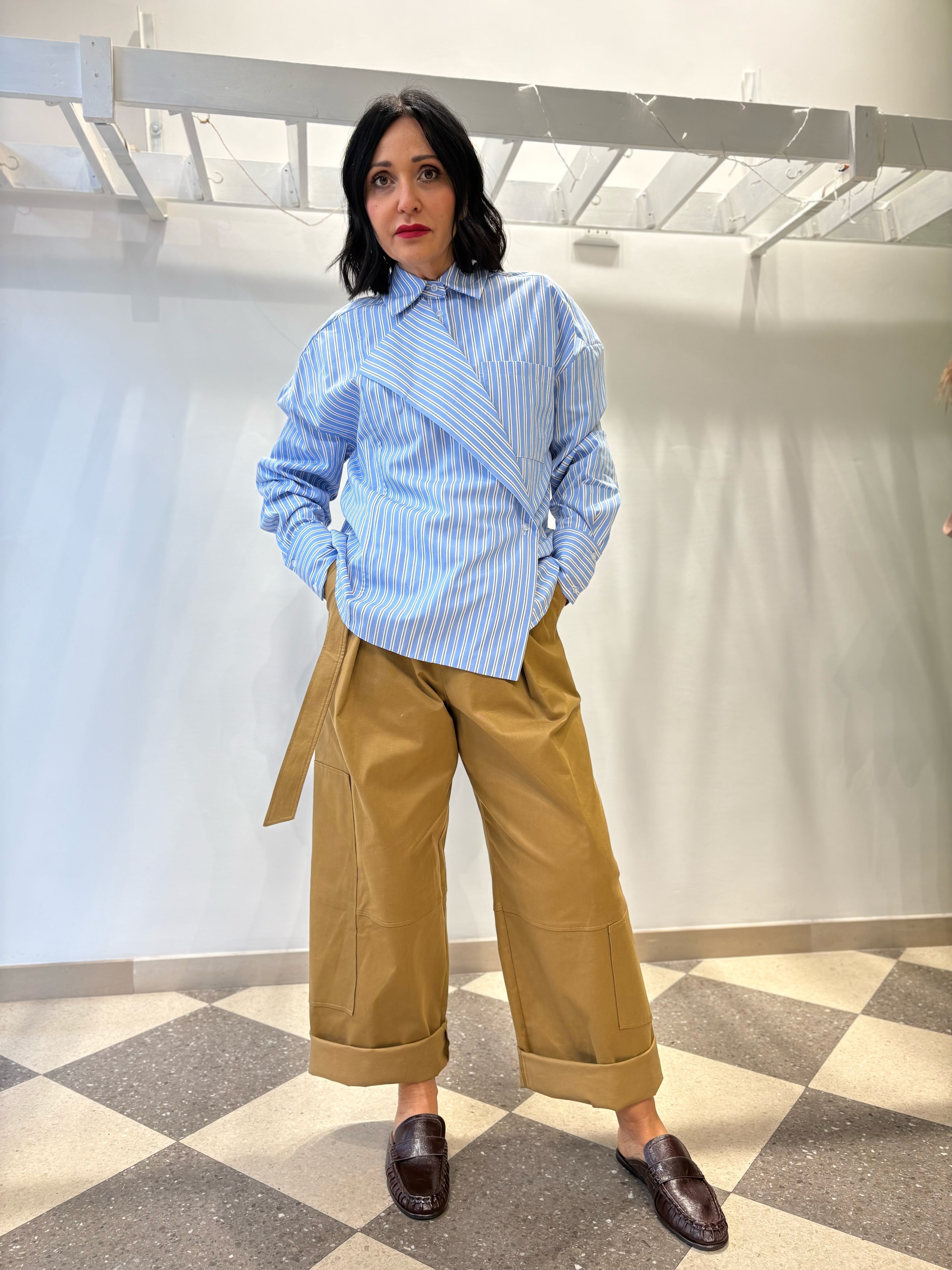 Camicia a righe con taglio asimmetrico