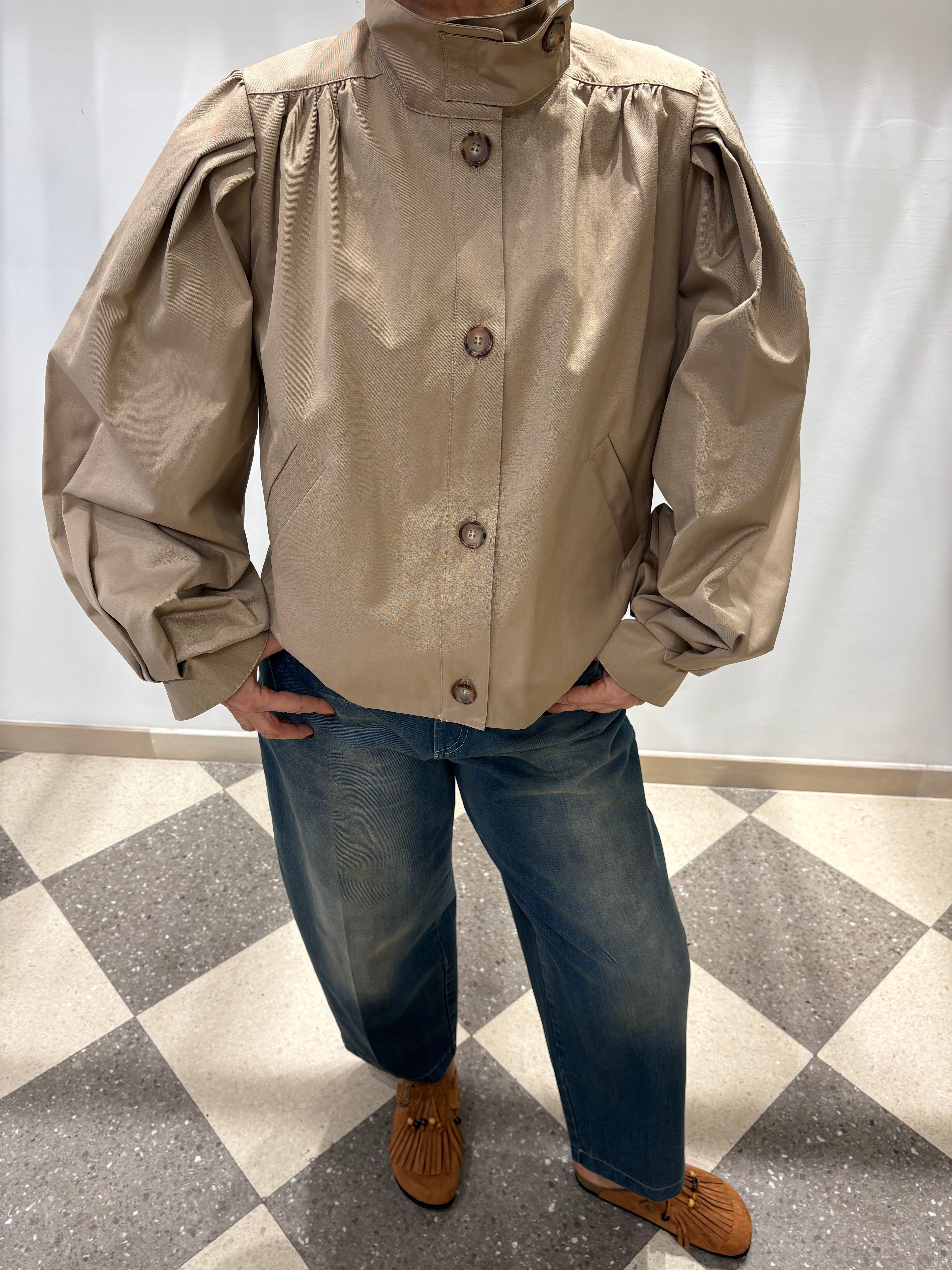 Motel trench cropped con dettaglio maniche a sbuffo